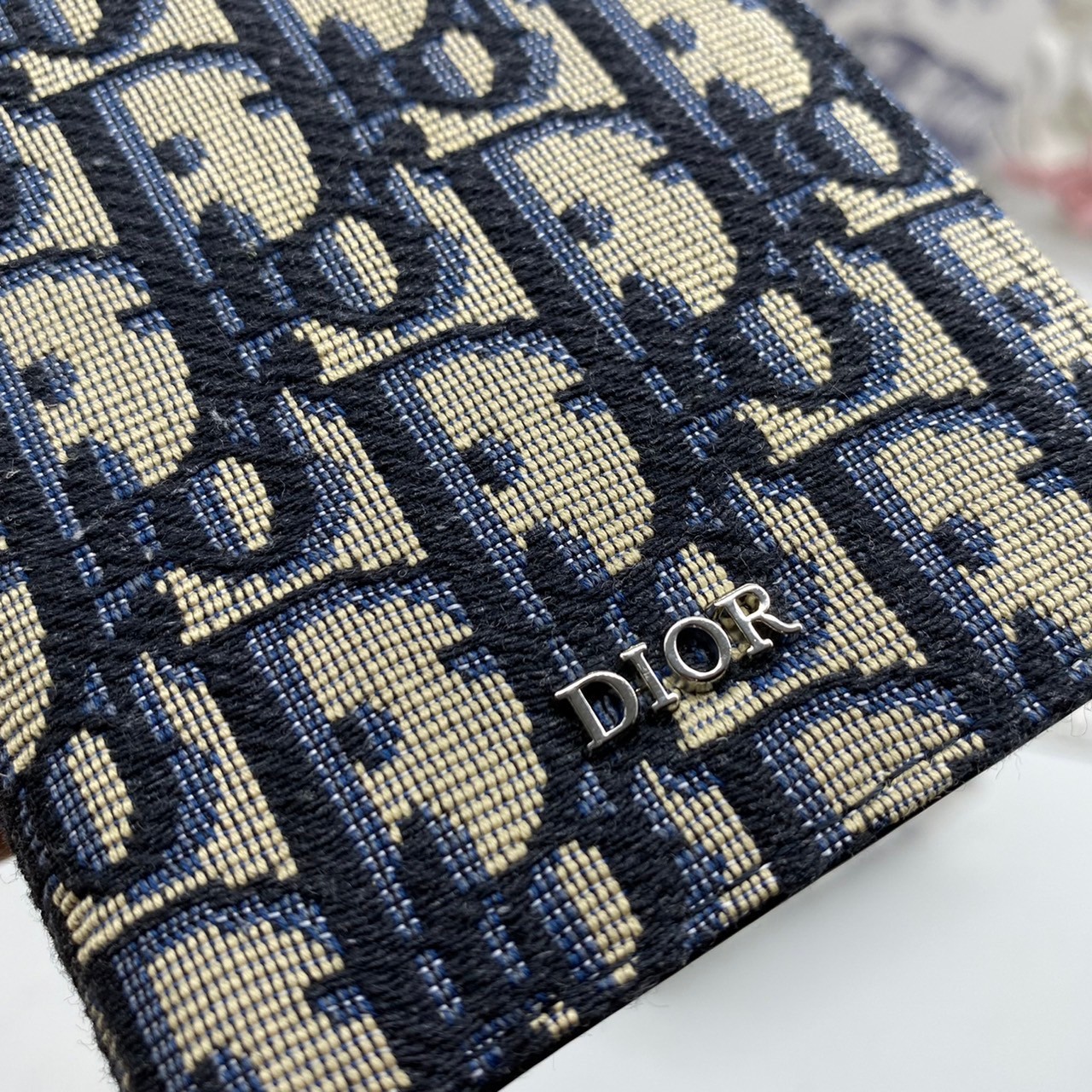 หนังแท้ DIOR LONG WALLET MONOGRAM / DIOR WALLET กระเป๋าสตางค์ใบยาว เอกลักษณ์ของความหรู วัสดุหนังแท้และผ้า Jacquard อย่างดีสวยงามที่สุด ผสมผสานความสง่างามและคลาสสิกที่เข้ากับยุคสมัย ด้านหน้าโดดเด่นด้วยซิกเนเจอร์แบรนด์ เป็นอีกหนึ่งรุ่นที่ดาราเชเลปใช้กันเยอะ