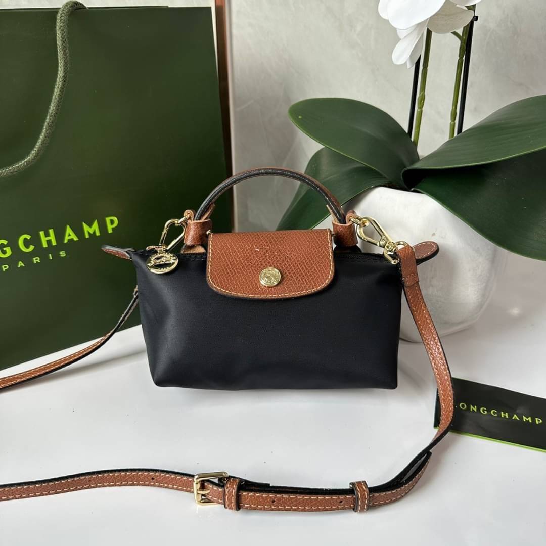 LONGCHAMP LE PLIAGE ORIGINAL Pouch with handle กระเป๋าใบเล็กขนาดกระทัดเหมาะกับใส่ของจำเป็นจุกจิก กันน้ำได้ พร้อมส่ง
