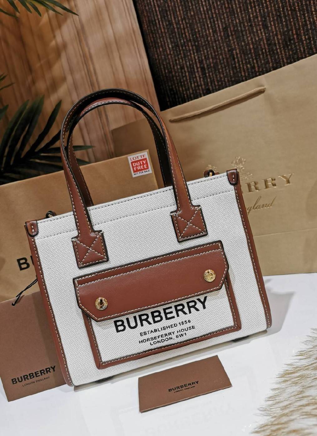 BURBERRY FRAGRANCES CROSSBODY BAG VIP GIFT WITH PURCHASE (GWP) พรีเมี่ยมกิ๊ฟ Limited Edition จาก BURBERRY PERFUME วัสดุ Canvas & Leather ทรงเหลี่ยม TwoTone ดีไซน์สวยอยู่ทรง ด้านหน้ามีช่องใส่ของ ภายในโล่งกว้าง สามารถใส่กระเป๋าสตางค์ยาว มือถือ ของใช้ได้เยอะ