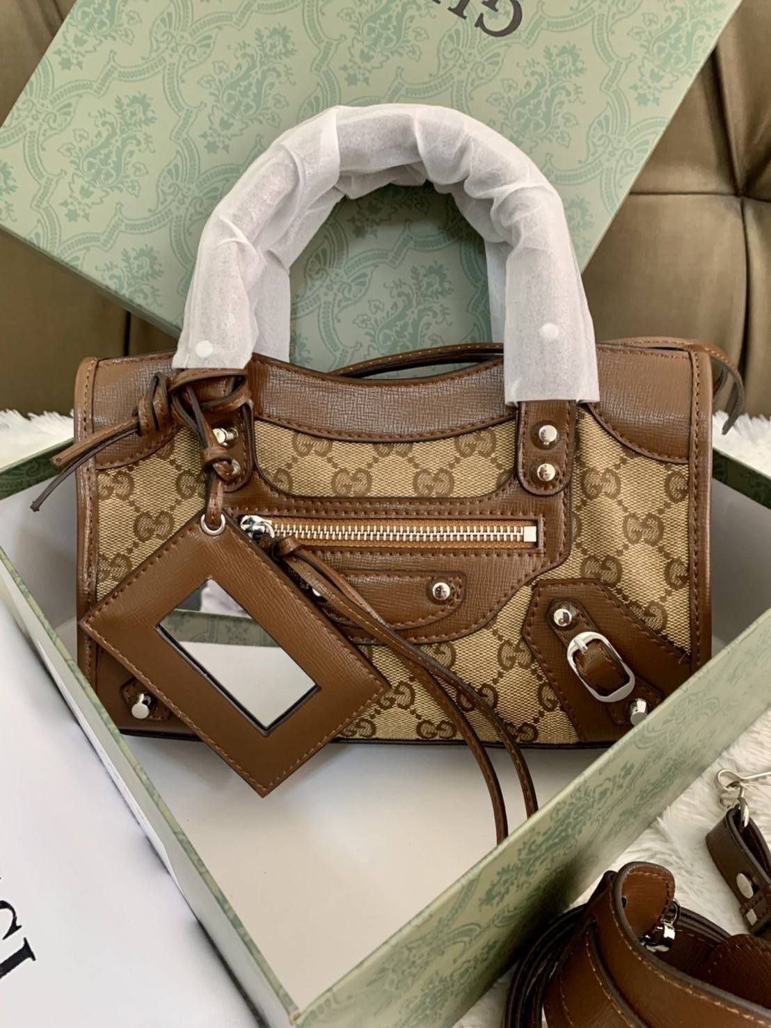 VIP 🥂 Gucci x Balenciaga The Hacker Project Mini Neo Bag คอลเลคชั่นร้อนๆ พร้อมเสิร์ฟ ที่่มีการผสมผสานระหว่างGucci & Balenciaga เข้าไว้ด้วยกัน ดีไซน์ล้ำสมัย วัสดุCanvas เย็บขอบด้วยหนังcalfskin อะไหล่เงิน ลวดลายสดใส ประทับตัวอักษรBalenciaga ลงบนผ้าเ