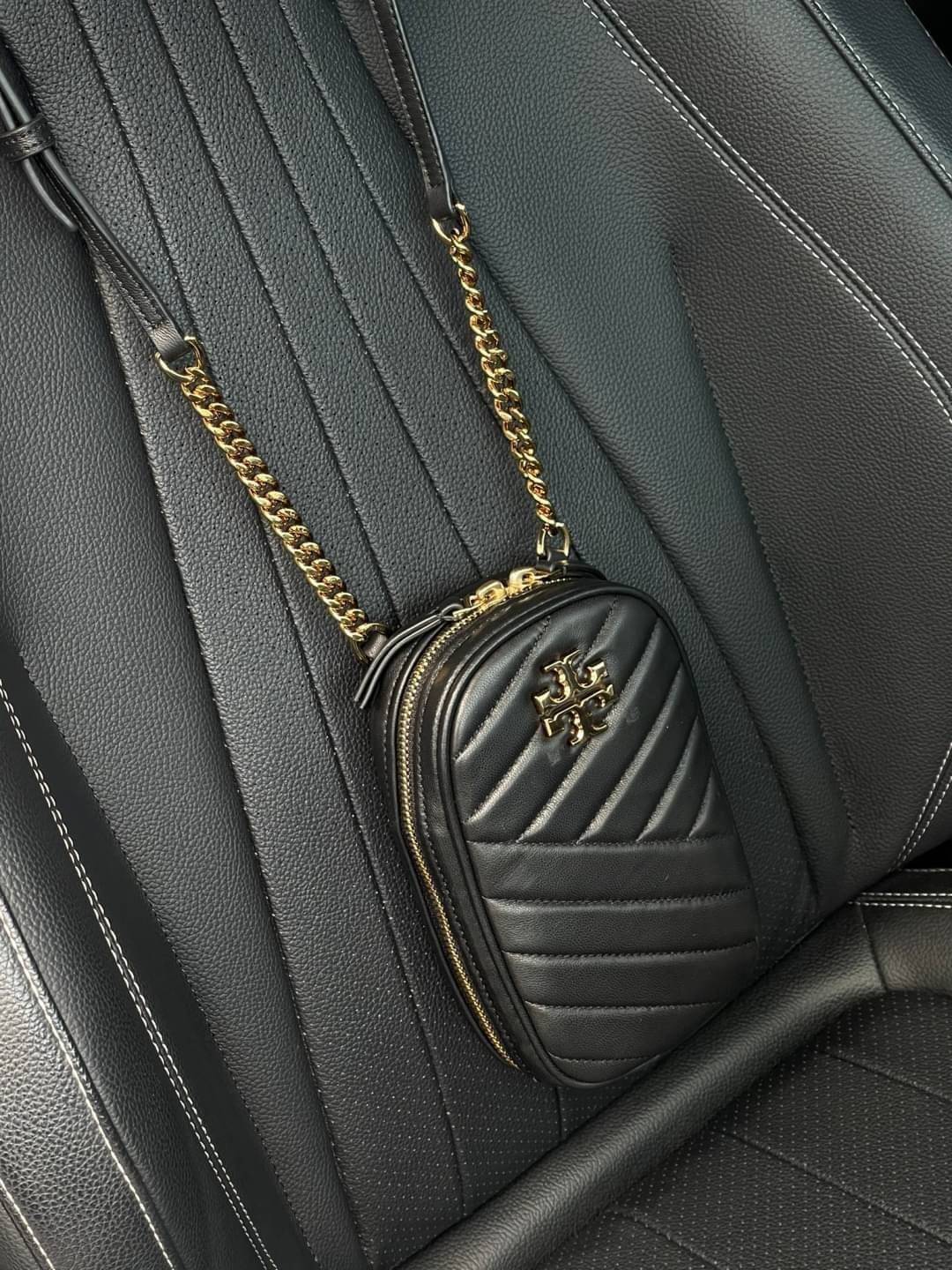 OUTTLET 】Tory burch kira chevron n/s crossbody bag กระเป๋าสำหรับใส่มือถือหรือของจุกจิกต่างๆ ได้กลายมาเป็นแฟชั่นสุดร้อนแรงแห่งปี คอลเลคชั่นนี้ออกมาเพื่อเอาใจสาวๆโดยเฉพาะ สีสันสุภาพเพื่อให้แมทช์กับสีสันของเสื้อผ้า ได้ง่าย ภายในยังสามารถแบ่งสันปันส่วนไว้สำหร