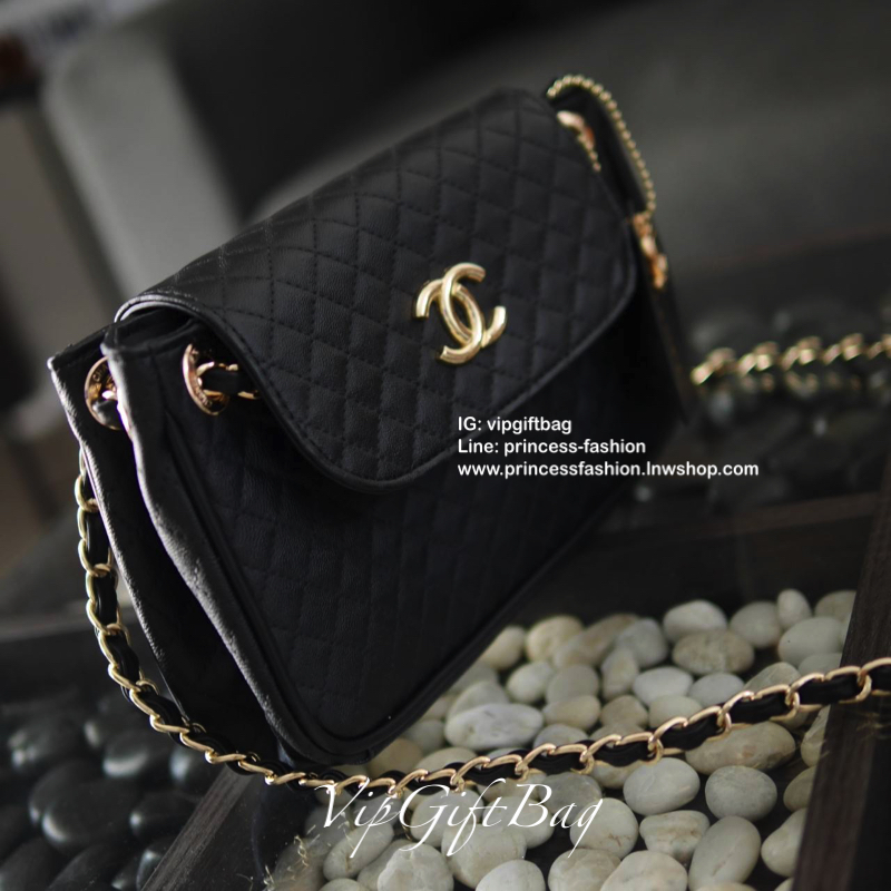 มาตามคำเรียกร้อง กับ CHANEL CROSSBODY BAGงานสวยหรูจาก CHANEL VIP GIFT (NOT FOR SALE) ตังกระเป๋าลายคาเวียร์เต็มใบสุดหรู เปิดปิดด้วยกระดุมแม่เหล็ก ด้านในมีช่องใส่ของช่องใหญ่ ช่องซิปและช่องเล็กใส่บัตร มาพร้อมสายสะพายแบบโซ่ทองสลับหนัง ตัวสะพายไหล่เป็นที่รองแบ