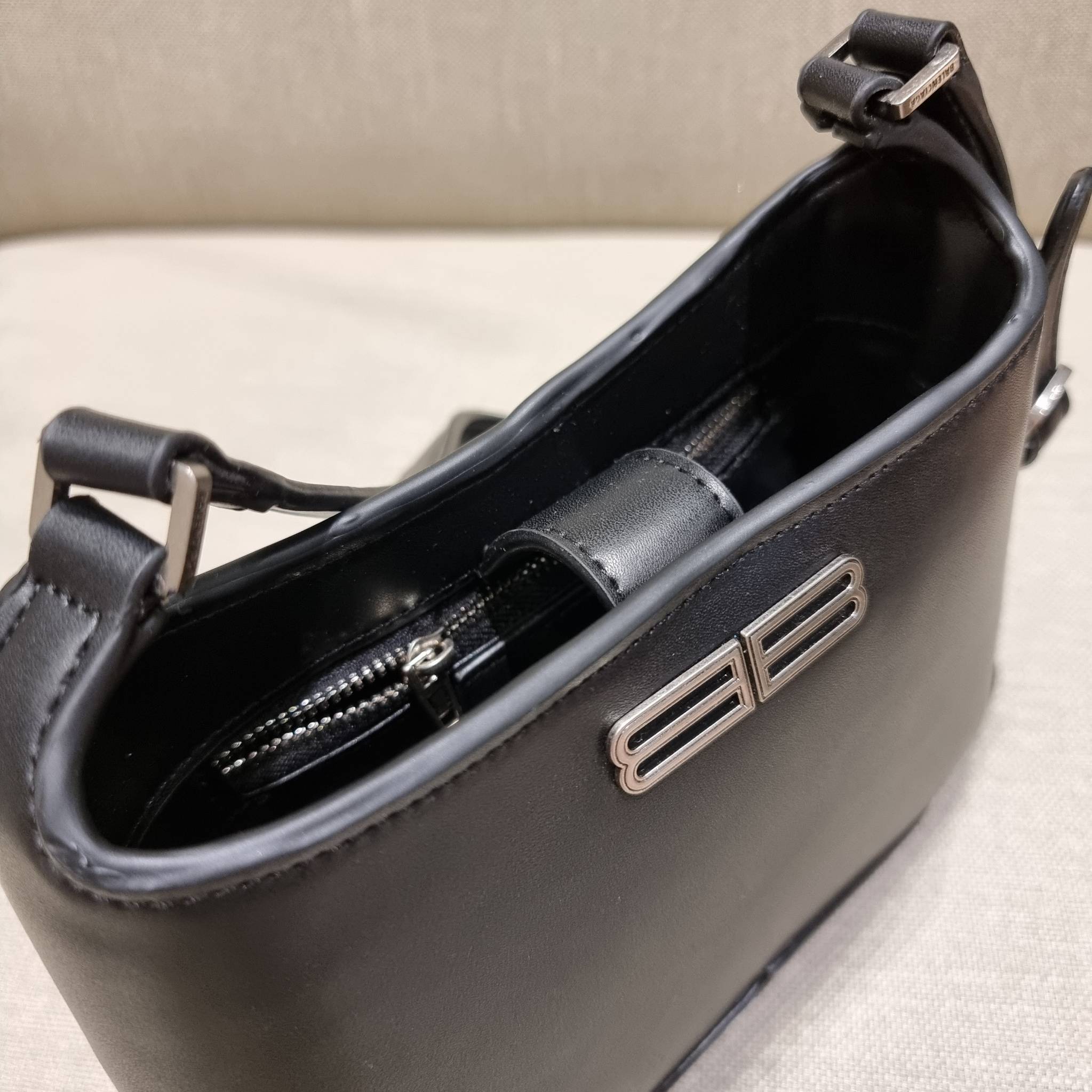 Balenciaga XX small leather shoulder bag กระเป๋าสะพายดีไซน์สวยเลิศ!! ไม่ซ้ำ เอกลักษณ์ที่โดดเด่นด้วยรูปทรง และขนาดที่กำลังเหมาะใช้งาน พร้อมดีไปหมด!! วัสดุสังเคราห์เรียบหรู ปากกระเป๋ามีแถบแม่เหล็กคาดกันของหล่นได้ ภายในกระเป๋าเป็นช่องโล่ง มีช่องซิป และช่องย่