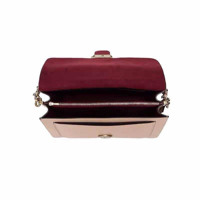 OUTLET 】COACH Tabby Shoulder Bag พร้อมส่งที่ไทย A modern take on an archival 1970s Coach design, our structured Tabby shoulder bag is crafted in polished pebble leather. Finished with our Signature hardware for an iconic touch, the versatile silhouette fe