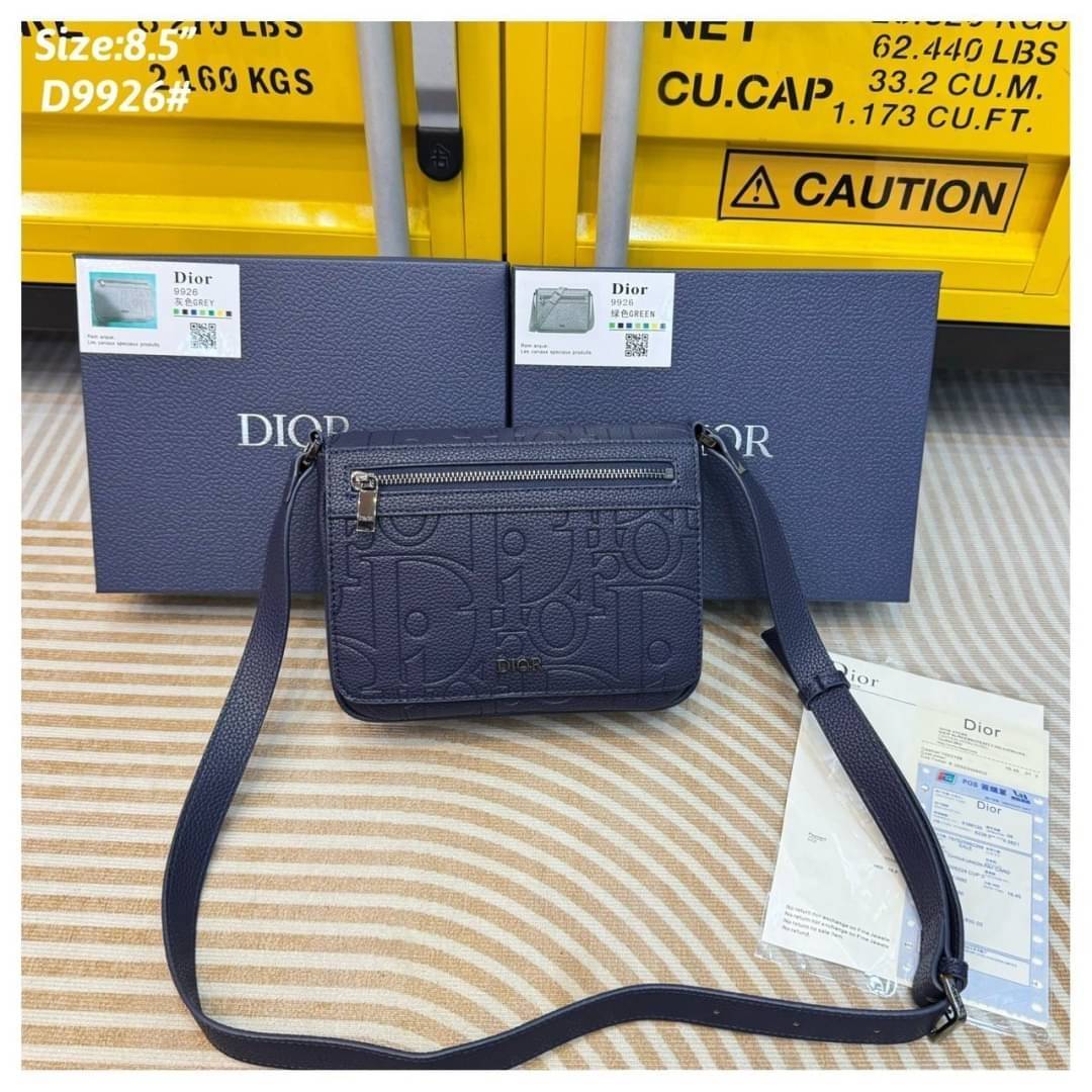 DIOR Messenger Bag with Flap กระเป๋าสะพายทรงแมสเซ็นเจอร์ รูปทรงใหม่ทันสมัย ปั้มลายแบรนด์สง่างามเหนือกาลเวลา ใหม่ล่าสุด ไอเท็มที่หนุ่มๆต้องไม่พลาด -- [รับตัวแทนกระเป๋า]