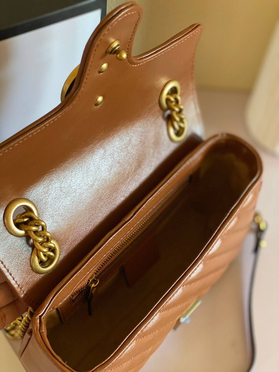 VIP GIFTbag 】GUCCI GG Marmont small brown leather shoulder bag ราคานี้หนังแท้คือคุ้มมากเลยค่าสาวๆ ต้องจัดแล้วน้าา ยกระดับความหรูให้กับตัวเองกันหน่อย ด้วยกระเป๋ารุ่นนี้!! ครอสบอดี้ที่ดีไซน์หรู อัพเลเวล ในราคาที่จับต้องได้ พร้อมเสิร์ฟความสวยตรงถึงบ้านแล้วจ้