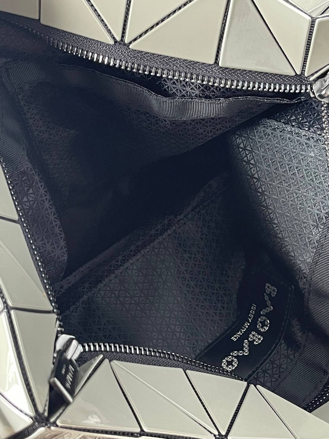 Bao Bao Issey Miyake ROCK MATTE ซีรีส์นี้จะเป็นทรงสี่เหลี่ยมผืนผ้า มีซิปปิดด้านบน ถือเป็นรุ่นที่เหมาะกับการใช้งานในชีวิตประจำวัน สามารถพับมุมและบริเวณด้านล่างของกระเป๋าเพื่อเพิ่มความสะดวกสบายในการใช้งาน ทั้งยังช่วยให้วางกระเป๋าในแนวตั้งได้อีกด้วย แผ่นต่อส