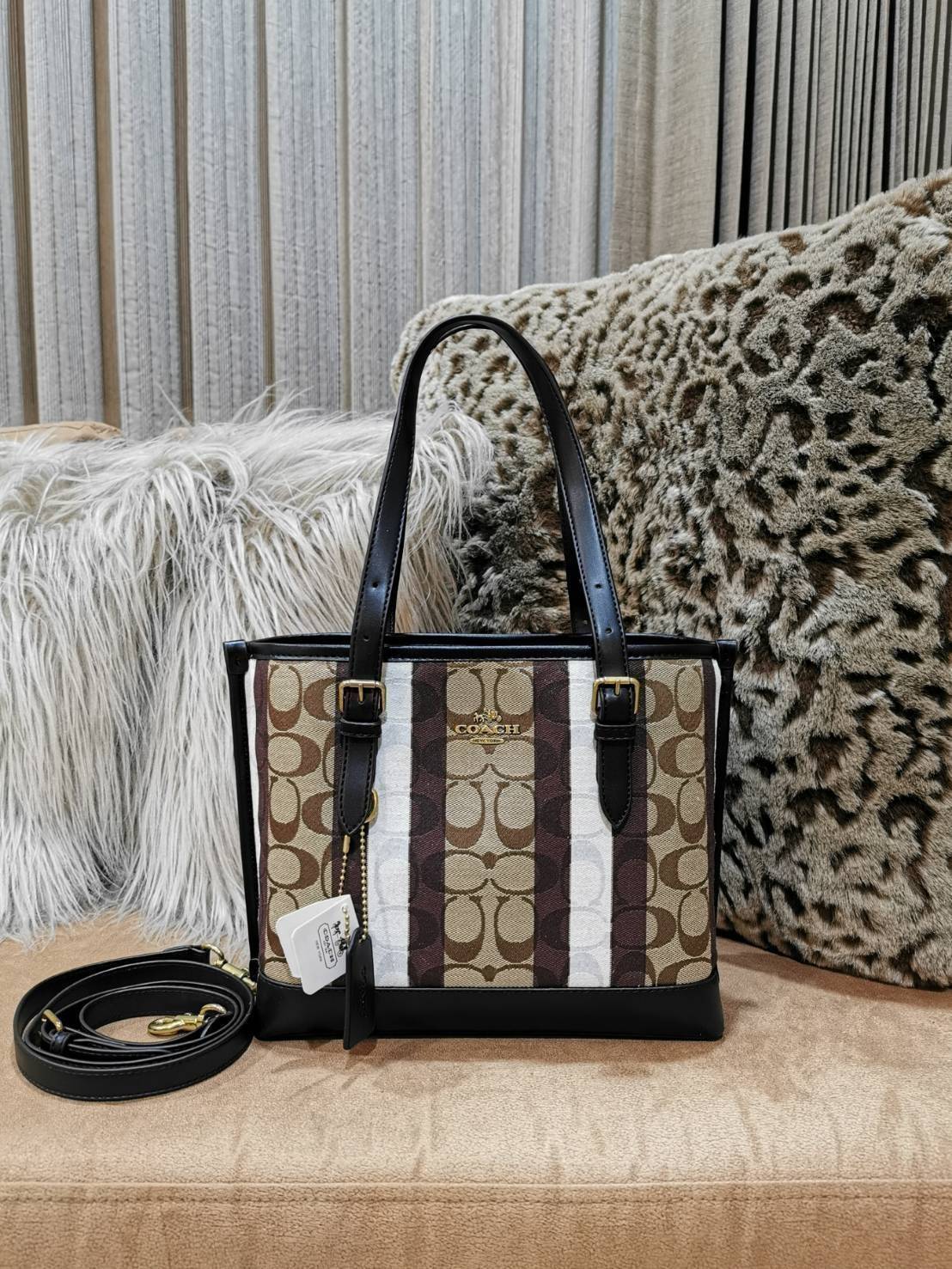 Coach Mollie Tote 25 In Signature Jacquard With Stripes กระเป๋าสะพายใหม่ล่าสุดจาก Coach Factory วัสดุ Canvas & Calfskin ดีไซน์ Casual เทคเจอร์สวยอยู่ทรงด้านหน้าประดับโลโก้แบรนด์ ภายในมีช่องแบ่งแยกเป็นสัดส่วน มีช่องซิปกลาง ใส่มือถือ กระเป๋าสตางค์ยาว ของใช้