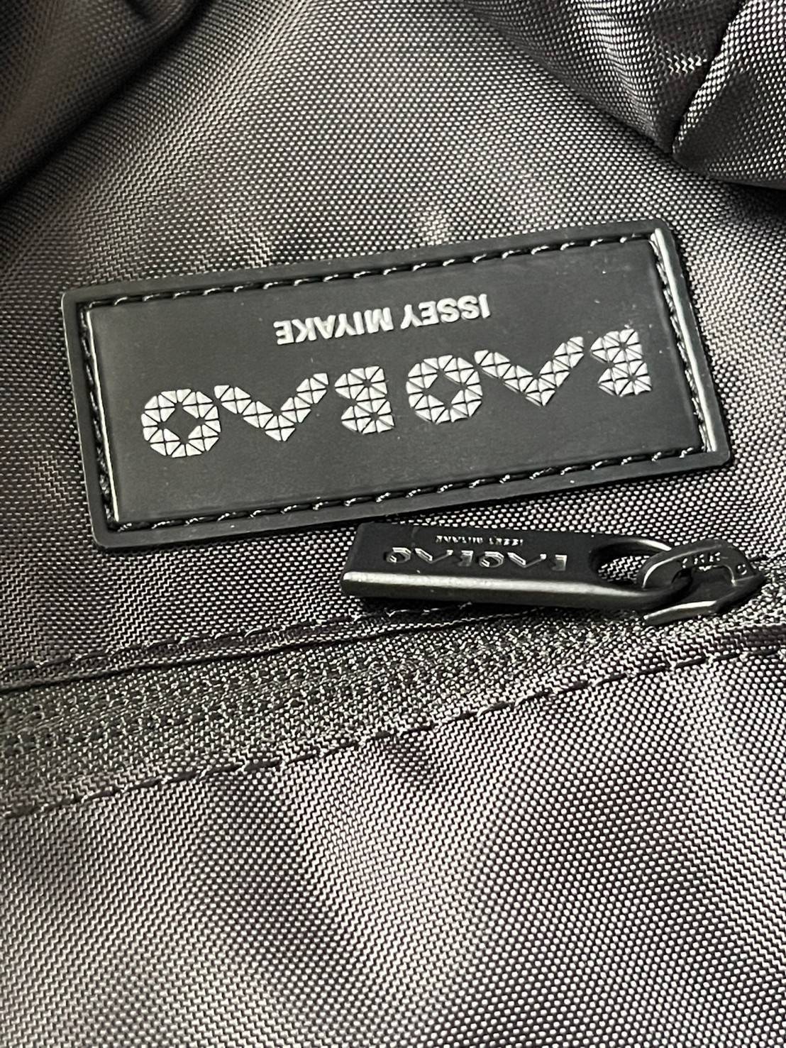 ORI 🥂 Baobao Issey Miyake Cart geometric tote bag / Miyake Cart Tote Bag รูปทรงที่สร้างขึ้นโดยบังเอิญ' เสื้อผ้าที่มีโครงสร้างและได้รับการออกแบบทางวิศวกรรมอันเป็นเอกลักษณ์ของแบรนด์ ส่งต่อไปยังเครื่องประดับที่น่าประทับใจและไร้กาลเวลาเหล่านี้ กร