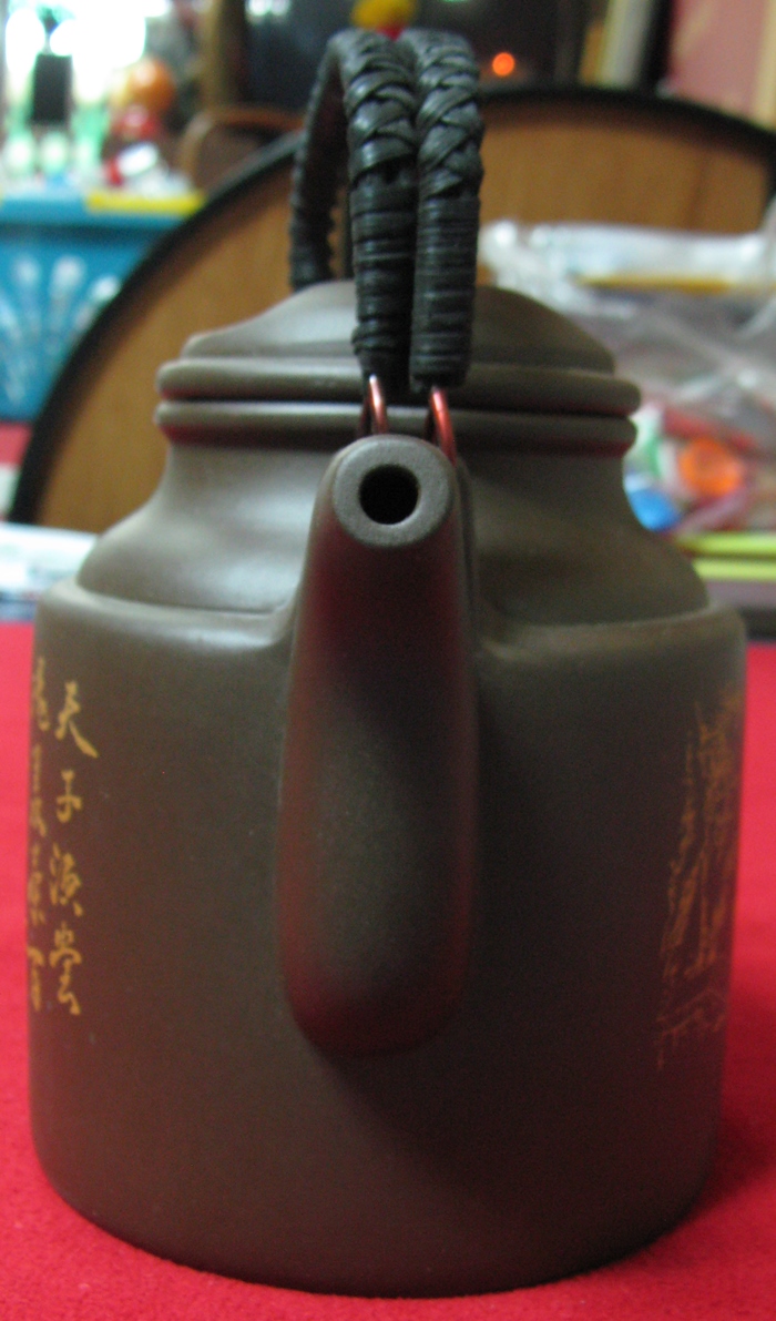 สินค้าหมดค่ะ กาน้ำชาคนขี่ม้า-ตัวหนังสือจีนปั้นด้วยมือ(ทำจากดินจื่อซา)สีม่วงประกายแดงค่ะ