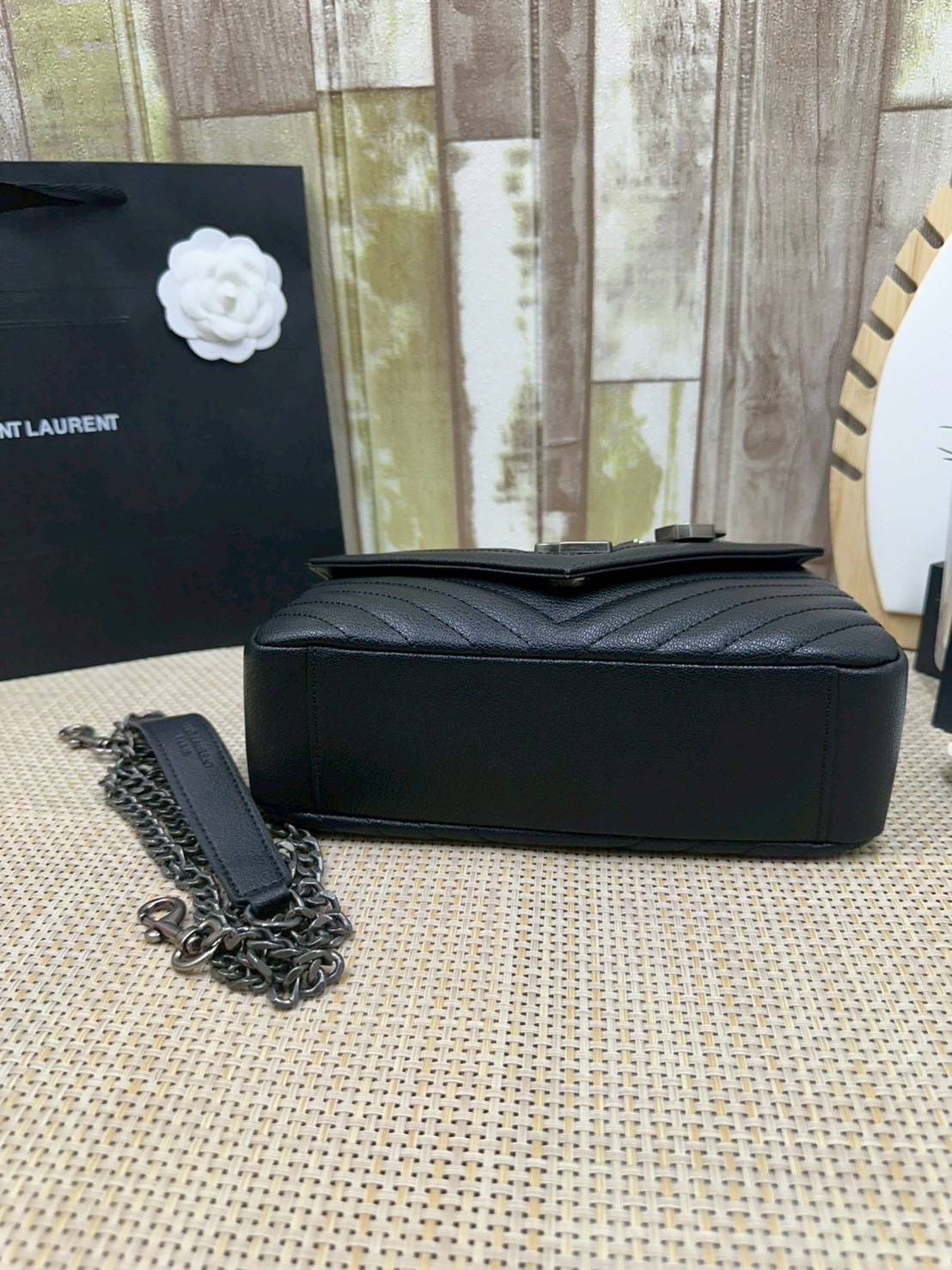 ORI หนังแท้ | YSL COLLEGE MEDIUM IN QUILTED LEATHER 25cm กระเป๋าสะพายทรงสวยสุดหรู ดูติดแกลมสุดๆ โดดเด่นด้วยโลโก้ด้านหน้า เพิ่มดีเทลความผู้ดี ไม่เคยผิดหวังจริงๆ!!