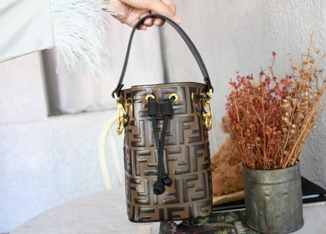Fendi MonTresor mini Bucket Bag กระเป๋าถือหรือสะพายข้าง วัสดุหนังแท้หนังแข็ง ทรงขนมจีบ ลายแบรนด์ อะไหล่ทองหรูหรา จุของได้เยอะ น้ำหนักเบา ตั้งอยู่ทรง ด้านในโล่ง มี2สาย สายสั้น+ยาว ถอดสายได้ Crossbody ได้ สายยาวปรับระดับได้ คุ้มสุดๆ ใบนี้ไม่ควรพลาดค่ะ ดาราเ