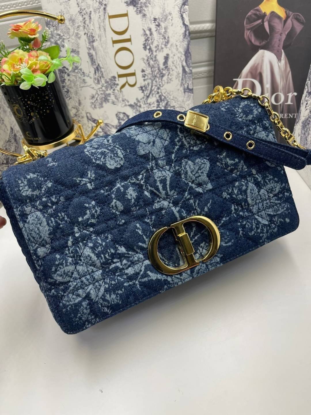 หนังแท้ Large Dior Caro Bag Blue Dior Flowers Cannage Denim กระเป๋าสะพายทรงกล่องเปิดหน้า งานหนังแท้และเดนิมแจ็กการ์ดอย่างดี แต่งอะไหล่CD ด้านหน้า มาพร้อมสายสะพายหนังสลับโซ่อะไหล่ทองหรูหรา สามารถปรับระดับได้ ถอดออกได้ ภายในโล่งกว้างจุของได้เยอะ ภาพสินค้าถ่