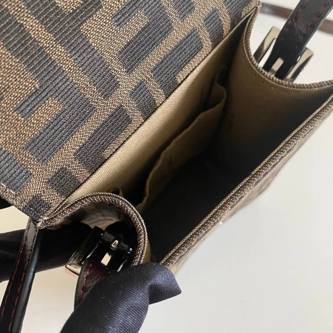 FENDI Phone crossbody bag พร้อมส่งกับกระเป๋าสะพายข้างขนาดมินิขนาดกำลังดี ใส่ของจุกจิกได้เยอะ ใส่iPhone pro max ได้สบาย มาพร้อมสาย สะพายข้างถอดได้ งานจริงสวยมากไม่ผิดหวังค่ะ