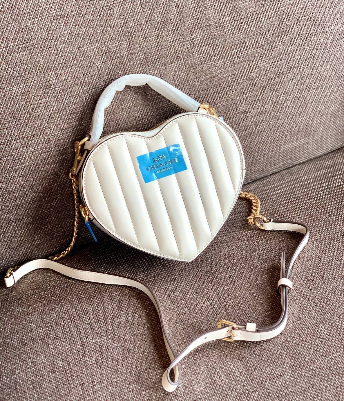 COACH HEART CROSSBODY BAG ((C5118//C5119)) 💥Limited edition หลงรักแน่นอน💋 พร้อมส่งที่ไทยก่อนใครวันนี้! ✔️กระเป๋ารูปหัวใจน่ารักมากๆค่ะ หนังแท้อย่างดีสวยงาม