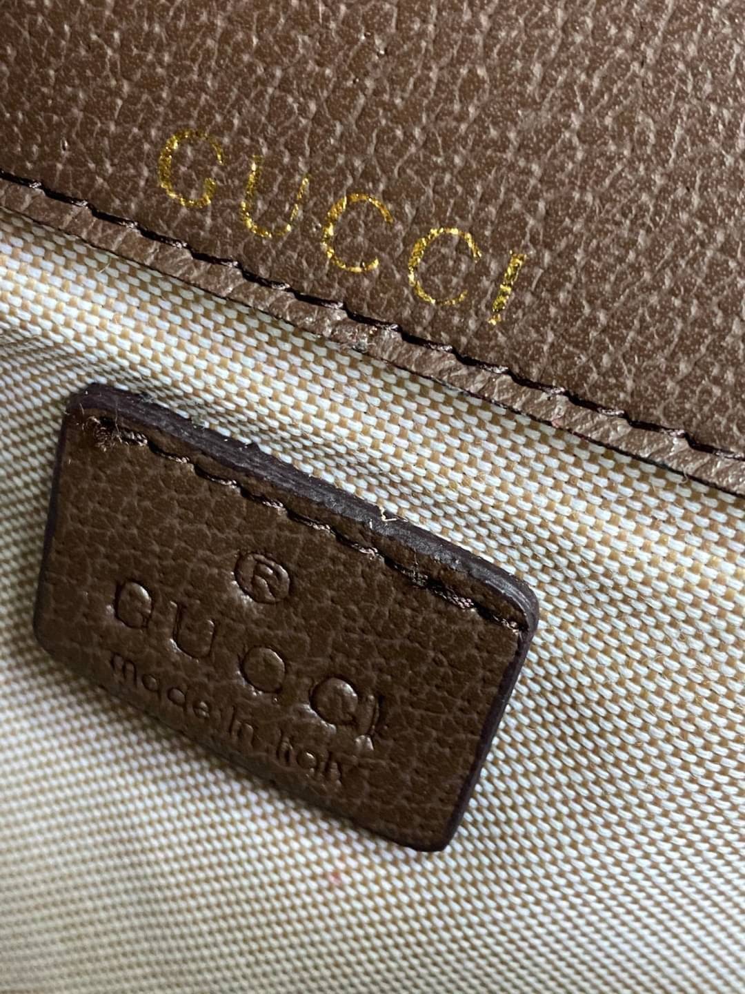GUCCI Horsebit 1955 jumbo GG mini bag กระเป๋าสะพายสุดหรู ผ้าแคนวาส GG จัมโบ้ สีคาเมลและสีน้ำตาลอีโบนี ตราสัญลักษณ์ของแบรนด์อันเป็นที่จดจำได้ในทันที สัญลักษณ์ช่วยเสริมการออกแบบในรูปแบบใหม่ที่คาดไม่ถึง เบื้องหลังสัญลักษณ์ทุกอันคือประเพณีและคุณค่าของแบรนด์ ส