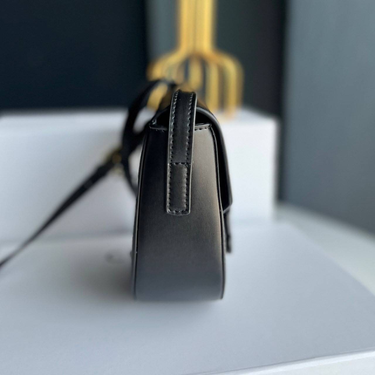 หนังแท้ CELINE BESACE cuir triomphe in Smooth calfskin / CELINE TRIOMPHE CLOSSBODY BAG หนังแท้ทั้งใบสวยหรู แบบใหม่ล่าสุด โลโก้หนังสมูทคลาสิก เหมาะกับสาวๆในวันที่อยากครอสบอดี้ชิลๆ ห้ามพลาดค่ะ!