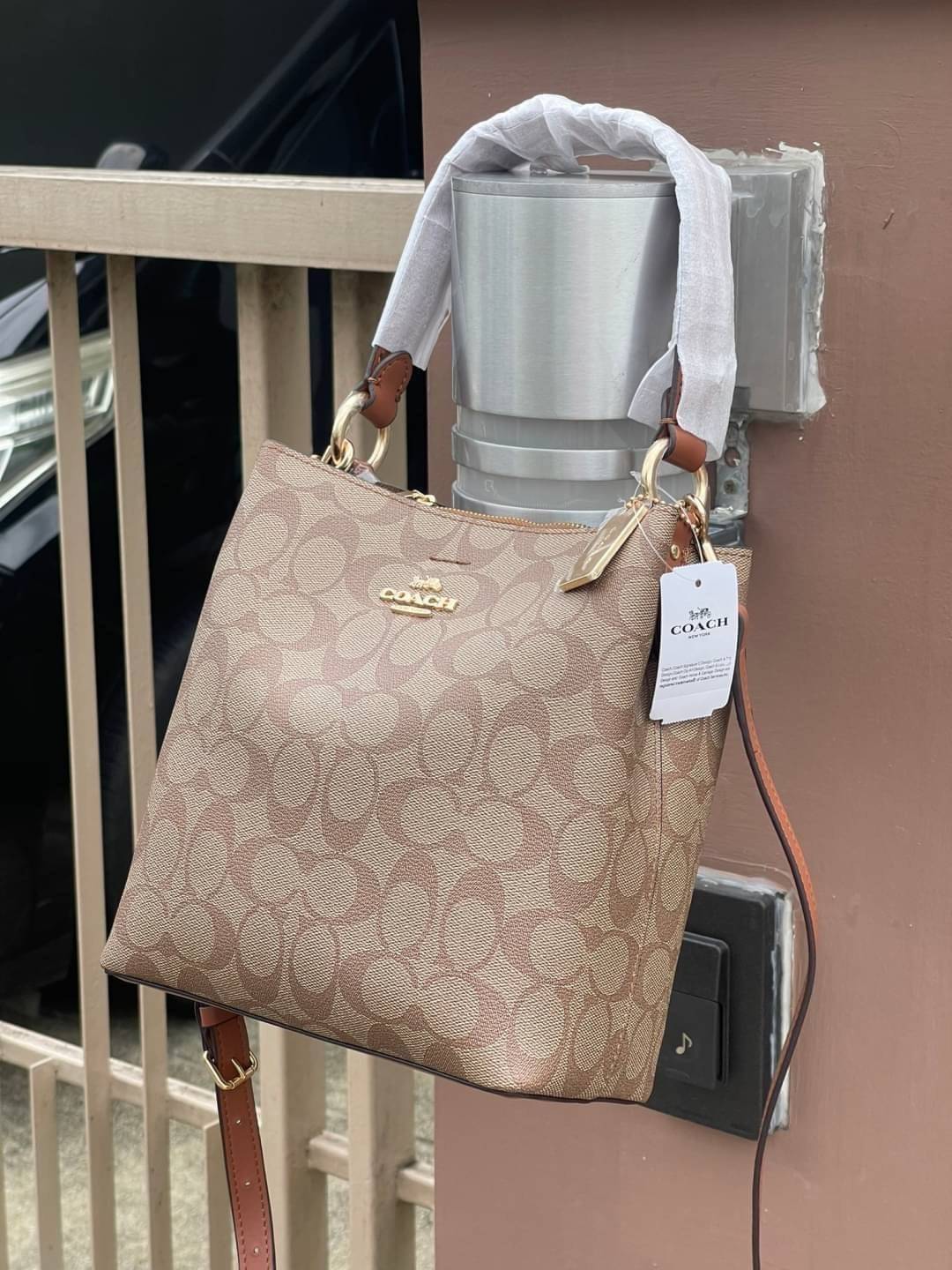 COACH SMALL TOWN BUCKET BAG IN SIGNATURE สำหรับสาวแฟชั่นที่ชอบรายละเอียดชิคๆ ดีไซน์สุดเก๋ แนะนำเลยสำหรับกระเป๋าทรงบักเก็ตใบนี้ เชื่อว่าสาว ๆ หลายคนชื่นชอบ เป็นไอเทมที่สามารถแมทช์ได้กับเสื้อหลากหลายสไตล์ บรรจุของได้เยอะโดยที่กระเป๋าไม่เสียทรง แบ่งช่องใช้งา