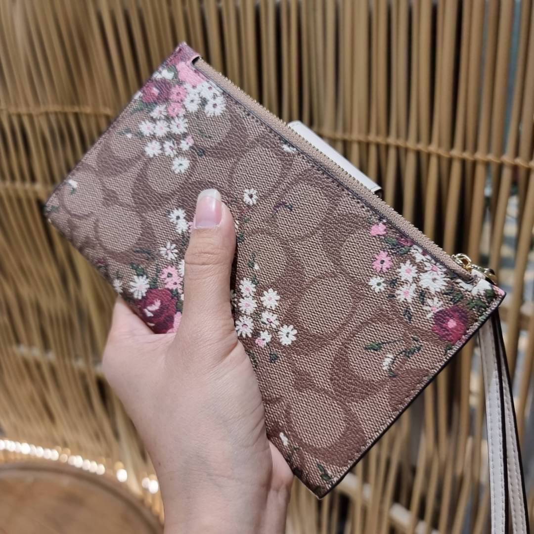 COACH C3371 TECH PHONE WALLET WITH SPACED WILDFLOWER ดีไซน์ใหม่ คอลเลคชั่นสวยหรู กระเป๋าสตางค์พร้อมสายคล้องมือ ง่ายต่อชีวิตมากจ้า!! มันดีอะไรเบอร์นี้ ใส่ได้ทั้งบัตร และโทรศัพท์ก็ใส่ได้ทุกรุ่น แถมยังมีช่องซิปแยกไปอีก ช่องเยอะไม่ต้องห่วงจริงๆ วัสดุหนังแคนวา