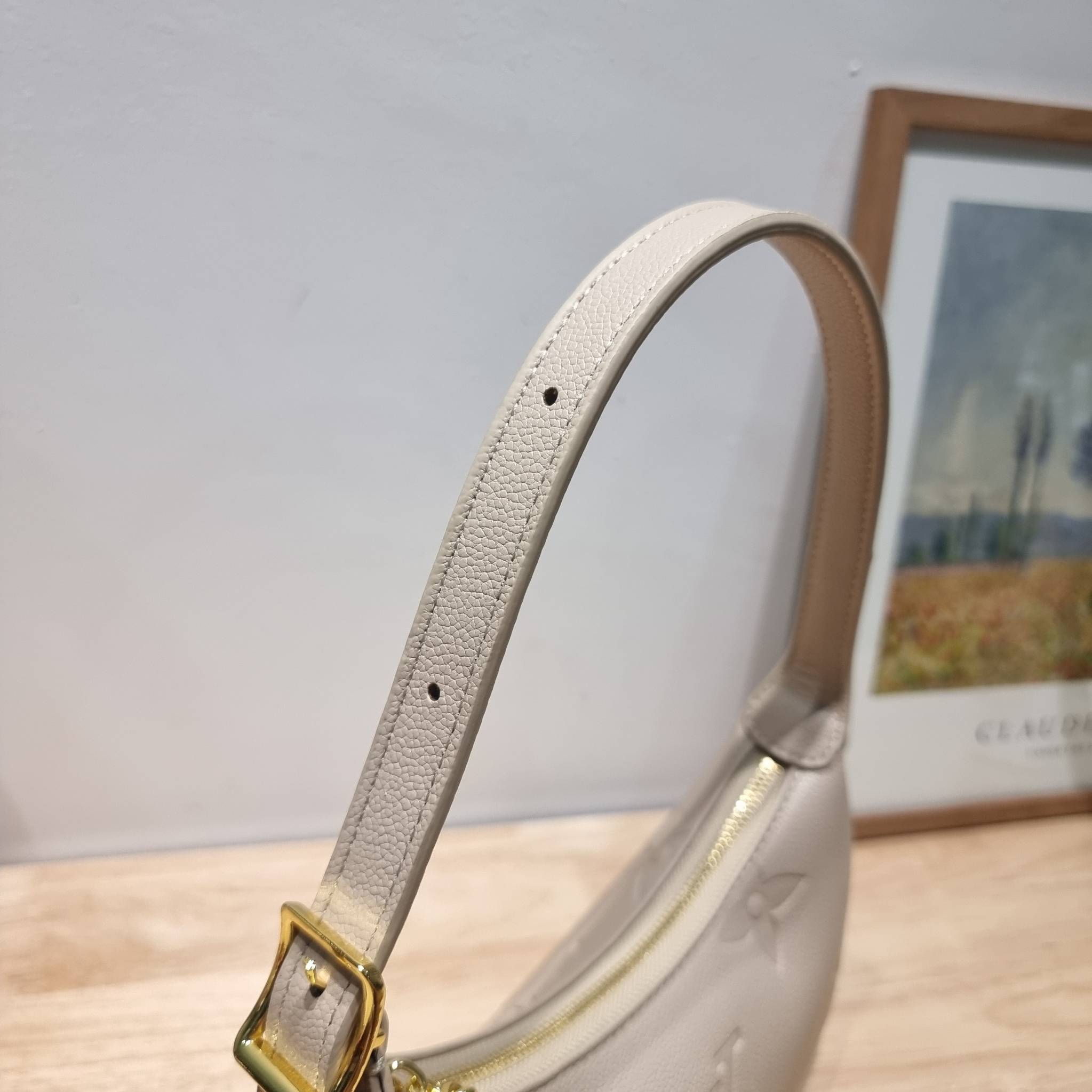 LV Mini Moon Monogram Empreinte Leather ใหม่ล่าสุด สวยสับ สวยตัวแม่ ไอเท็มเก๋ๆ ใบเดียวก็เลิศ กับกระเป๋าสะพายทรงพอช ขนาดกำลังน่ารัก พกพาง่าย รูดใช้งานสะดวกด้วยซิป ภายในเป็นช่องโล่ง มีช่องซิป ส่วนสายสะพายปรับสั้นยาวได้ตามเหมาะสม ดูดี ดูแพงทุกสี