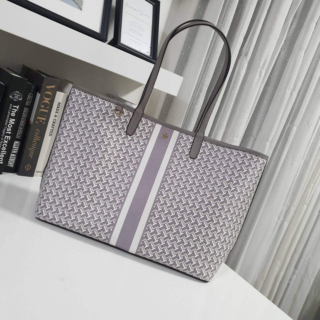 TORY BURCH T LINK TOTE BAG กระเป๋าสะพายไหล่ทรงช้อปปิ้ง ทรงคลาสสิค ฮิตตลอดกาล ทรงสวยขนาดกำลังดี ตัวกระเป๋า วัสดุหนัง PU ด้านหน้าติดโลโก้แบรนด์มาพร้อมที่คล้องกุญแจ ตัดแถบเส้นลายกราฟฟิค เปิดปิดด้วยกระดุมแม่เหล็ก ภายในมีช่องแยกลายแบรนด์สวยงาม โล่งกว้าง ภายในบ