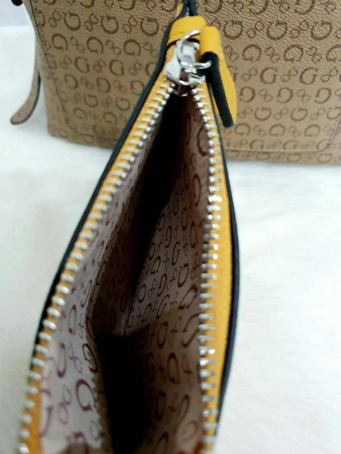 GUESS WOMAN'S BACKPACK กระเป๋าสะพายเป้หนังสวยขนาดกำลังดี สกีนโลโก้รอบใบ น้ำหนักเบา ด้านหน้าประดับโลโก้แบรนด์สามเหลี่ยมโดดเด่น มีลูกเล่นที่ช่องด้านหน้าสามารถถอดออกถือเป็นครัชได้นะคะ ตัวกระเป๋าเปิดปิดด้วยซิปเป็นหลัก ภายในกว้าง บุด้วยผ้าสกีนลายโลโก้แบรน