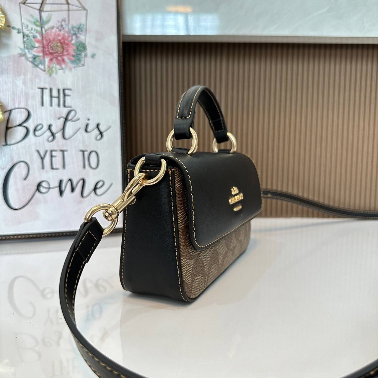 Coach Mini Josie Top Handle Crossbody In Blocked Signature Canvas (cc340) ใหม่ล่าสุด กระเป๋าสะพายหรือถือใบเล็กกระทัดรัด วัสดุหนังตัดขอบหนังแท้ ภายในช่องโล่งกว้างสามารถใส่โทรศัพท์ iPhonePro max ได้ มีช่องใส่บัตรเครดิต 2 ช่อง เปิดปิดด้วนกระดุมแป๊ก ซับในผ้า 