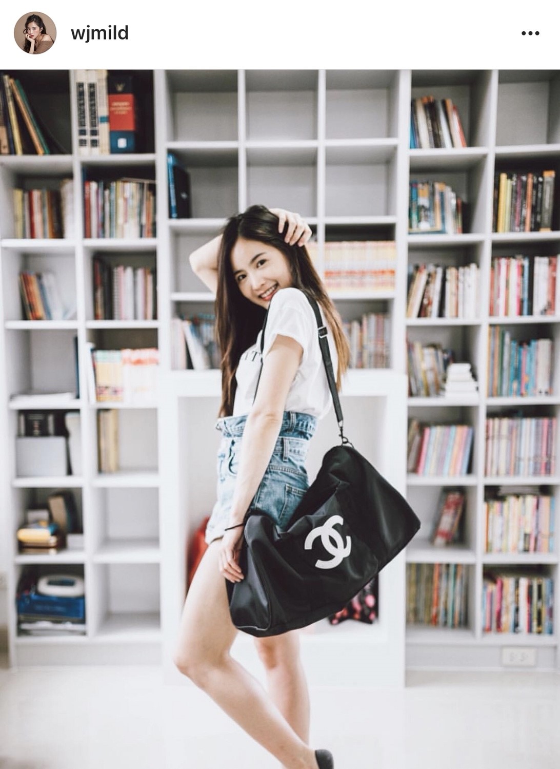 Chanel Duffel / Travel Bag กระเป๋าแบรนด์ Chanel VIP gift Bag ของแท้ 100% ใช้เป็นกระเป๋าเดินทางหรือหิ้วไปฟิตเนส ไปยิม เก๋ๆก็ได้ค่ะ หัวซิปปั้มโลโก้ ด้านในเป็นช่องกว้าง และมีอีกหนึ่งช่องซิป ทำจากผ้าหนาผิวมัน กันน้ำได้ ดูเรียบ แต่หรู มาพร้อมสายยาว ถอดสายได้ ก
