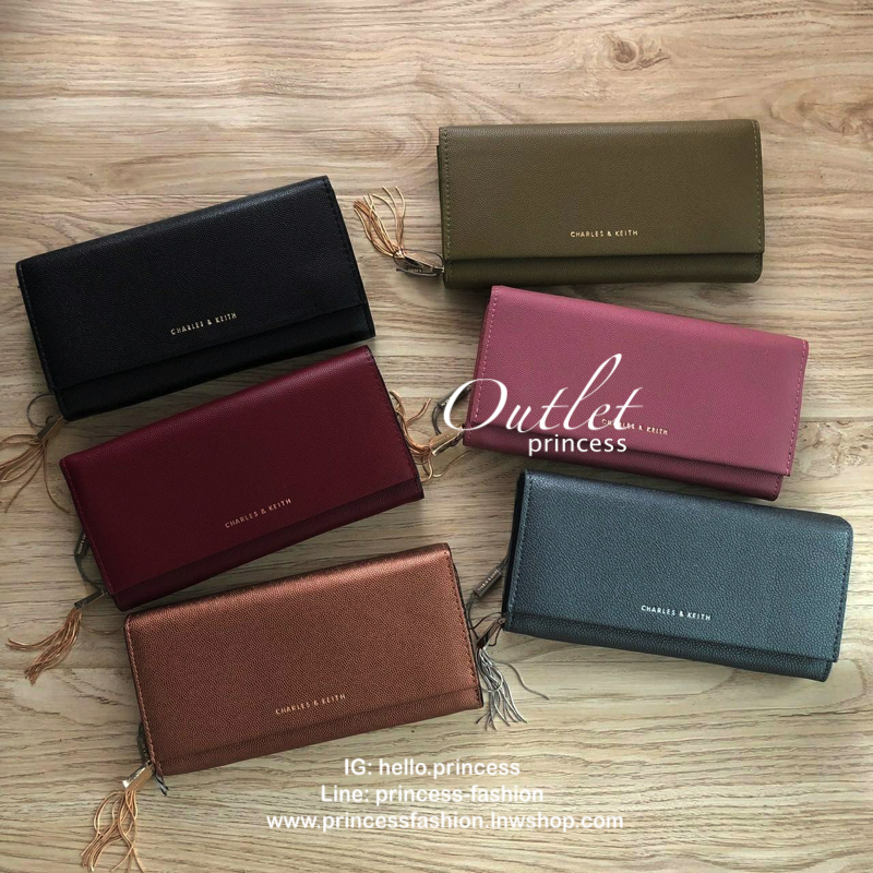 Charles & Keith Basic Long Wallet กระเป๋าสตางค์ใบยาว ตกแต่งด้วยพู่ เปิด – ปิดกระเป๋าด้วยเเม่เหล็กแบบซ่อน ภายในมีช่องใส่บัตร ช่องซิปใส่เหรียญ และช่องใส่ธนบัตร ใส่ iPhone Plus ได้ค่ะ ด้านหลังมีช่อง 1 ช่อง