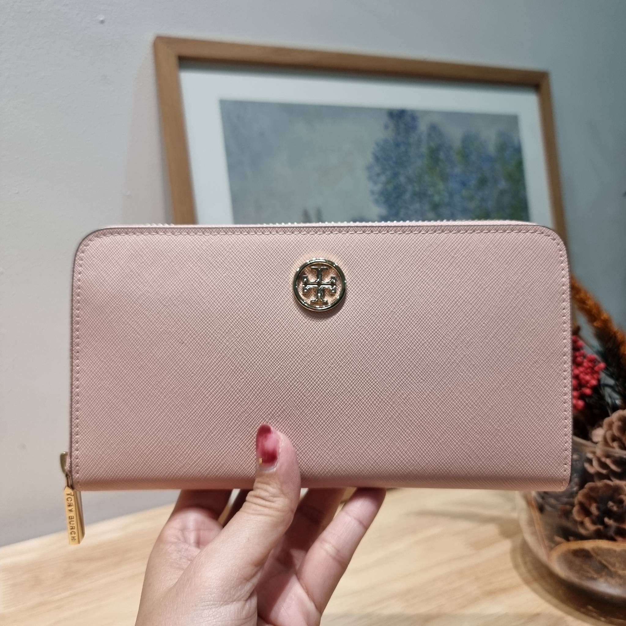 TORY BURCH ROBINSON MULTI GUSSET ZIP CONTINENTAL WALLET รุ่นหายาก พร้อมสีน่ารักน่าใช้ ต้อนรับเดือนแห่งความรัก!! กับกระเป๋าสตางค์ใบยาว ขนาดกำลังพอเหมาะ ดีไซน์เรียบหรู
