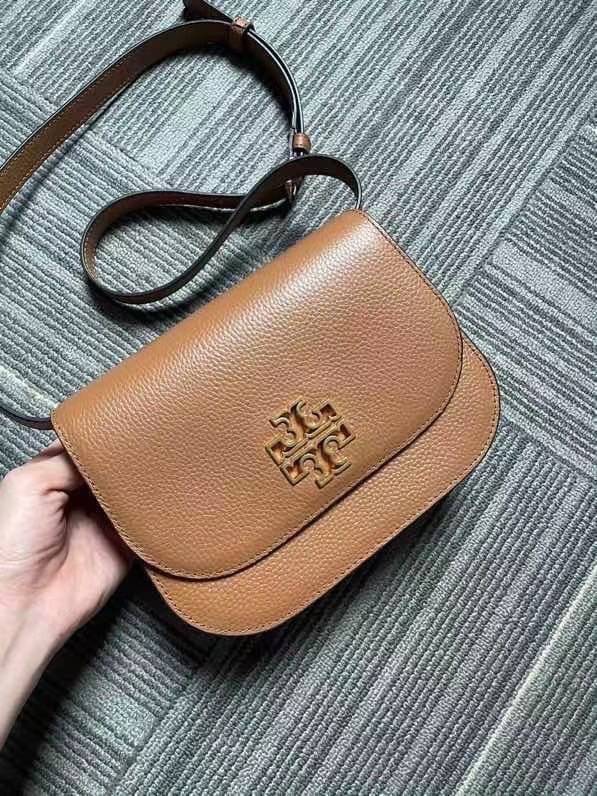 TORY BURCH BRLTTEN SMALL SADDLE BAG / Tory Burch Britten Flap Shoulder Bag กระเป๋าสะพายข้าง วัสดุหนังแกะแท้ ด้านหน้าประดับโลโก้แบรนด์ เปิด-ปิดกระเป๋าแบบกระดุมแป็กแม่เหล็กแน่นหนา ภายในมีช่องหลัก ใส่กระเป๋าเงินใบกลาง มือถือได้ทุกรุ่น มีช่องแยกใส่ของจุกจิกอี