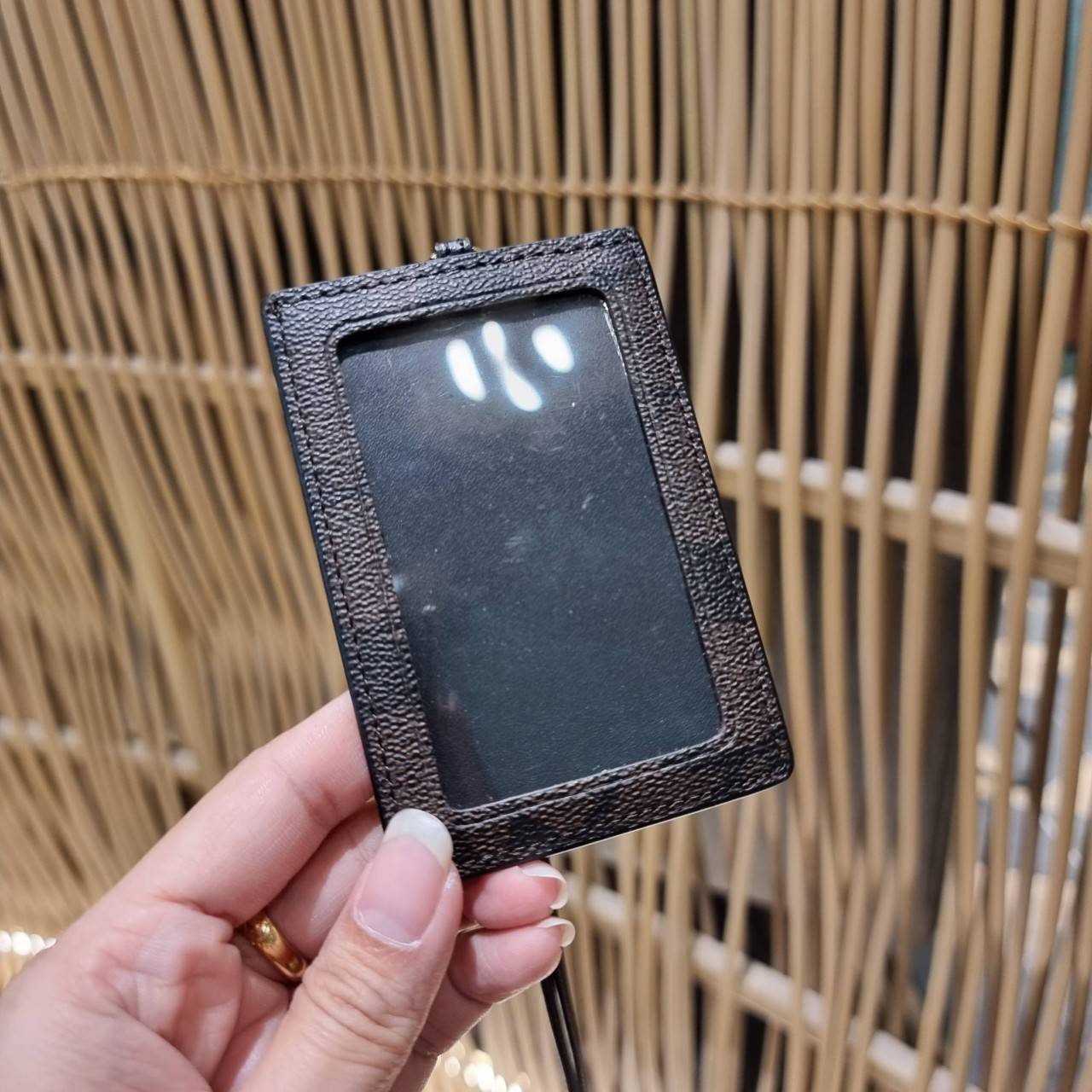 COACH ID LANYARD IN COLORBLOCK SIGNATURE CANVAS ง่ายๆแบบไม่ธรรมดา!! คลาสสิคแต่มีดีเทลโดดเด่น!! กระเป๋าถนอมบัตร พร้อมสายคล้องคอ ดีไซน์ลวดลายสวย ดูดีทุกแบบ ใช้งานง่าย พกพาสะดวก จะใส่บัตรพนักงาน บัตรเครดิต บัตรปชช. ใบขับขี่ และบัตรอื่นๆที่อยากจะใส่!! ตามใจไป