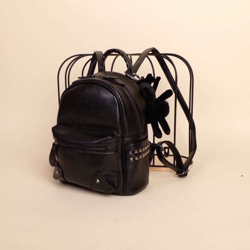 KEEP รุ่น Teena backpack >กระเป๋า หนังเนื้อดี ลายหนังชัด ทนทานคะ >น้ำหนักเบา ดีไซด์ ทันสมัย เข้าได้กับทุกชุด >สายสะพายเป็นหนังอย่างดี ด้านหน้าและด้านข้างประดับหมุด ด้านข้างมีช่องไว้ใส่ของได้ >ภายในตัวกระเป๋ามีช่องเก็บของจุกจิก 2 ด้านเลยคะ >