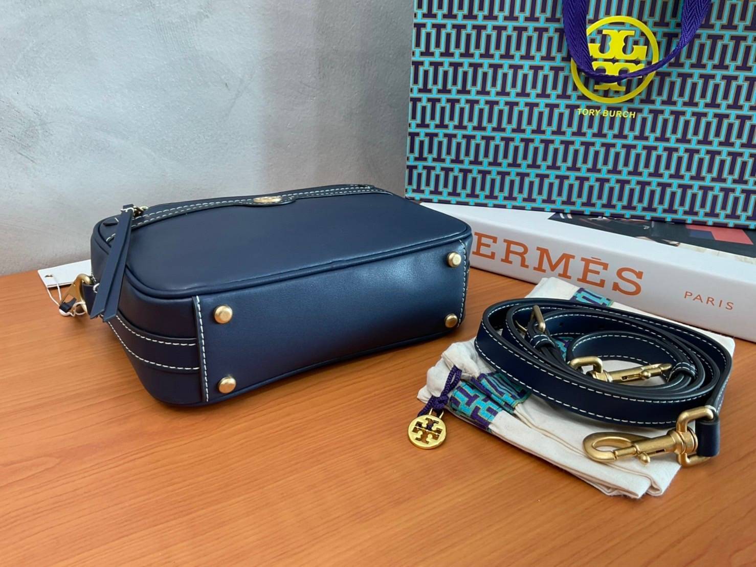 TORY BURCH T MONOGRAM JACQUARD CAMERA BAG กระเป๋าสะพาย Crossbody วัสดุหนังวัวแท้ การออกแบบเรียบง่าย ยังคงความหรูหราเอาไว้ โดดเด่นด้วยลวดลาย T Monogram มาพร้อมสายสะพายยาวแบบสปอร์ต ถอดออกได้ สายปรับระดับได้ ตอบสนองการใช้งานได้ดี มีหูหิ้วด้านบนสามารถใช้งานได