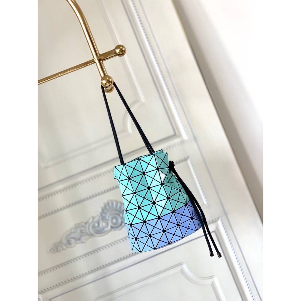 Baobao Issey Miyake Wring Small Bag กระเป๋าสะพายครอสบอดี้พร้อมสายรูดเปิดปิด สามารถปรับความยาวของสายได้ตามสไตล์ความชื่นชอบ ด้วยดีไซน์ทรงน่ารัก เหมาะสำหรับให้สาวๆหยิบใช้ในวันสบายๆ แต่เต็มเปี่ยมไปด้วยความคล่องแคล่ว ไฮไลต์ของซีซั่นนี้คือกระเป๋าที่มาพร้อมกับเช