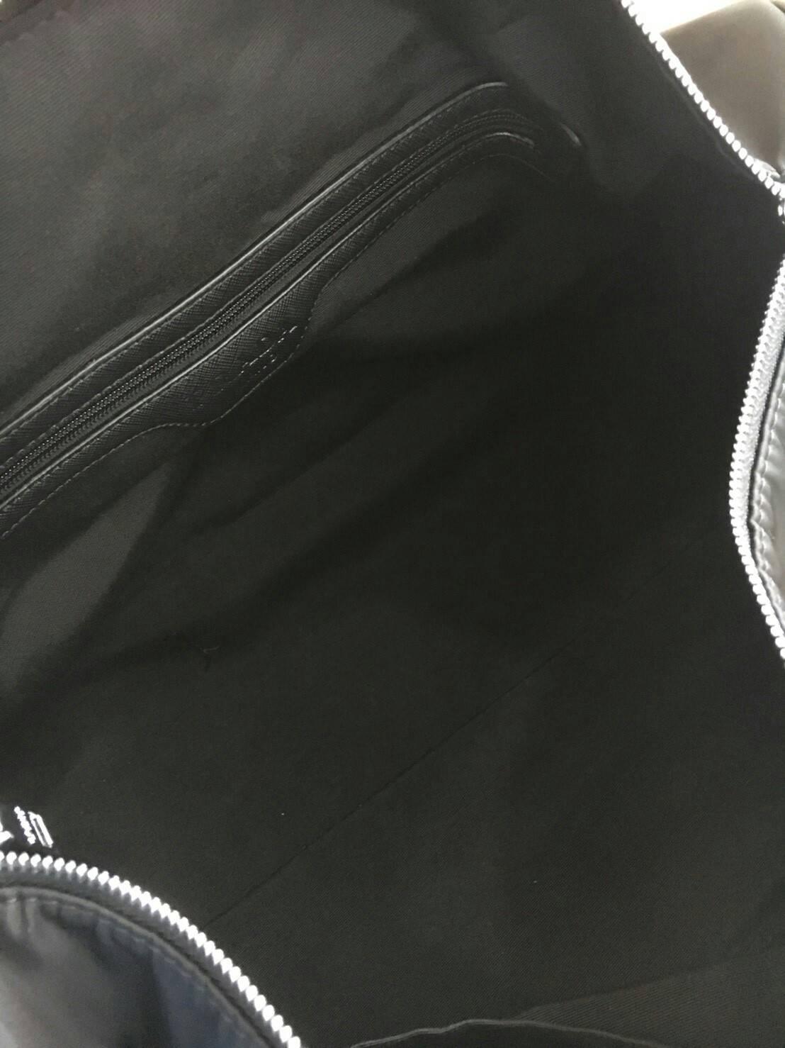 New arrival ! ของมันต้องมี♡ มาใหม่กับ กระเป๋าทรง Travel Bag ใส่ของได้เยอะมาก ไปต่างประเทศได้สบายคะ หมดห่วง ผู้หญิงทุกคนต้องมี ตัวกระเป๋าทำจากผ้า Nylon อย่างดี สามารถกันน้ำได้ ทรงสวยมากคะ มีความอยู่ทรงในระดับนึง ด้านหน้ามีโลโก้สวยงาม อะไหล่เงินทั้งใ