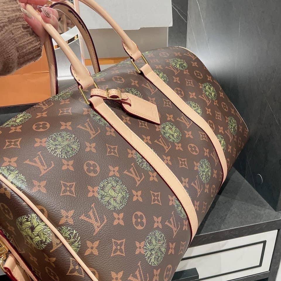 Louis Vuitton Monogram Travel Bag Luggage / LV Travel กระเป๋าเดินทาง อีกรุ่นขายดี!!! ของมันต้องมี ♡ มาใหม่ กระเป๋า TRAVEL BAG ใส่ของได้เยอะมาก ทรงสวย พิมพ์ลายชัดเจน มาพร้อมสายสะพายข้างสวยหรู ดูแพงคะ! พร้อมส่งที่ไทย