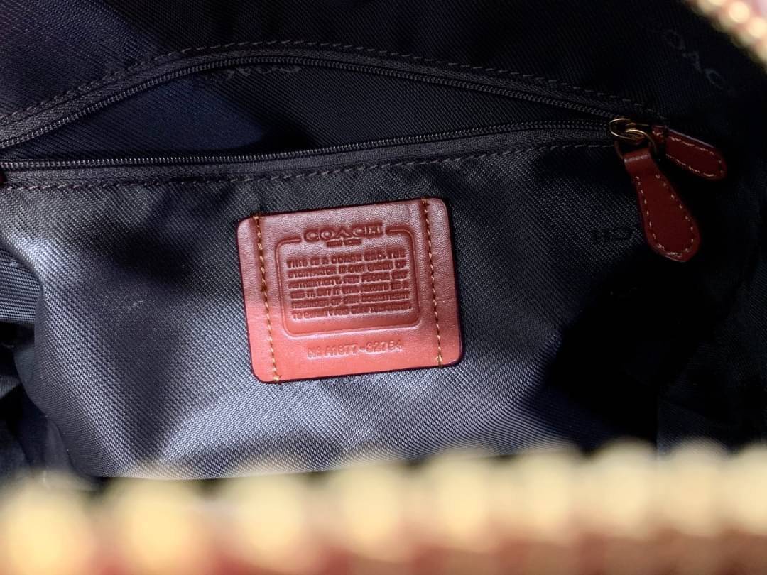 COACH CAMPUS BACKPACK IN SIGNATURE BAG ((32715)) LARGE พร้อมส่งอีกครั้ง ((ใบใหญ่)) ห้ามพลาด! กระเป๋าสะพายหลังแบบมีหูหิ้วได้ หนังแท้อย่างดี ลายหนังสวย สีหนังคลาสสิค ดูดีมากๆค่ะ ด้านหน้ามีช่องซิปขนาดกลางใส่มือถือหรือของจุกจิกได้ เปิดปิดกระเป๋าแบบซิปคู่ ภายใ