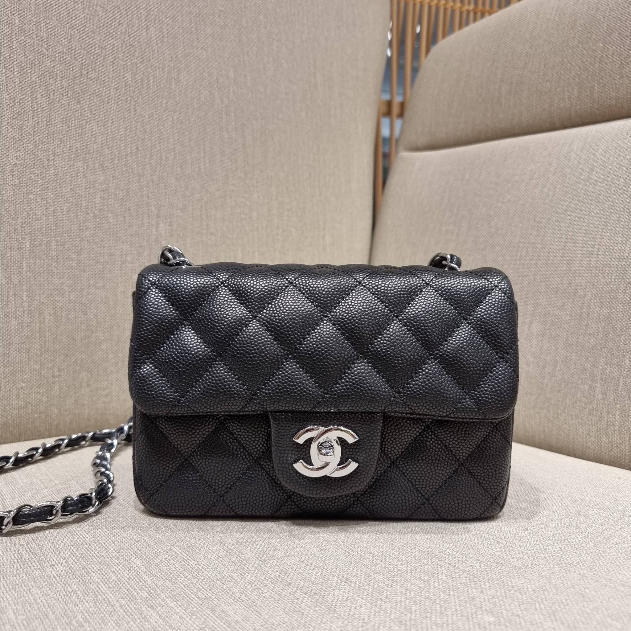 VIP 】3สี คัมแบคทูสต็อค!! จัดมาแน่นๆ พร้อมสีรับความเฮง!! พรีเมี่ยมจากแบรนด์ Chanel vip สุดพิเศษจากเคาน์เตอร์ กระเป๋าสะพาย หนังสังเคราะห์ลายคาร์เวีย หรูหราทั้งอะไหล่เงินและอะไหล่ทอง สะพายแล้วขับผิวมากๆใบนี้ เปิด-ปิดกระเป๋าด้วยตัวบิดล็อค ภายในกระเป๋าบุหนังสี