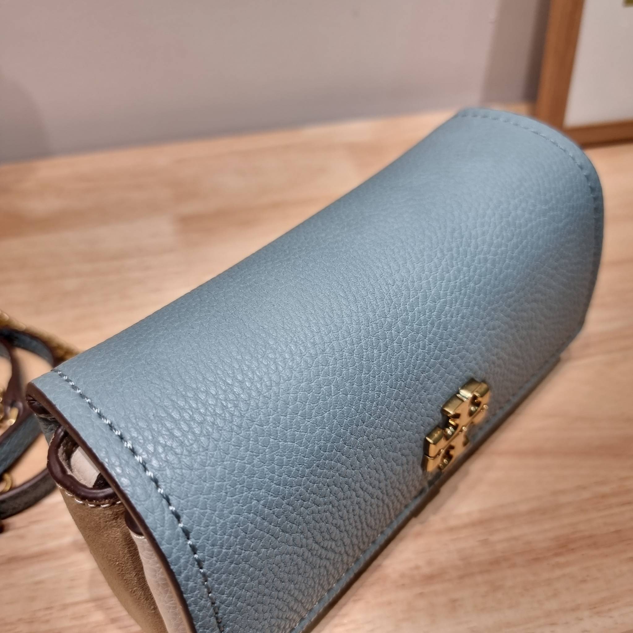 TORY BURCH LIMITED-EDITION MINI BAG รุ่นลิมิเต็ด ที่ sold out ไปแล้วหลายช็อป มีมาให้ช้อปที่นี่! กับกระเป๋าสะพายข้างทรงผู้ดี ไซส์มินิ ที่ผลิตมาในจำนวนจำกัด โดดเด่นด้วยอะไหล่ทองคลาสสิคหรูหรา และสายสะพายโซ่สลับหนัง ทำให้สะพายได้โดยไม่เจ็บไหล่