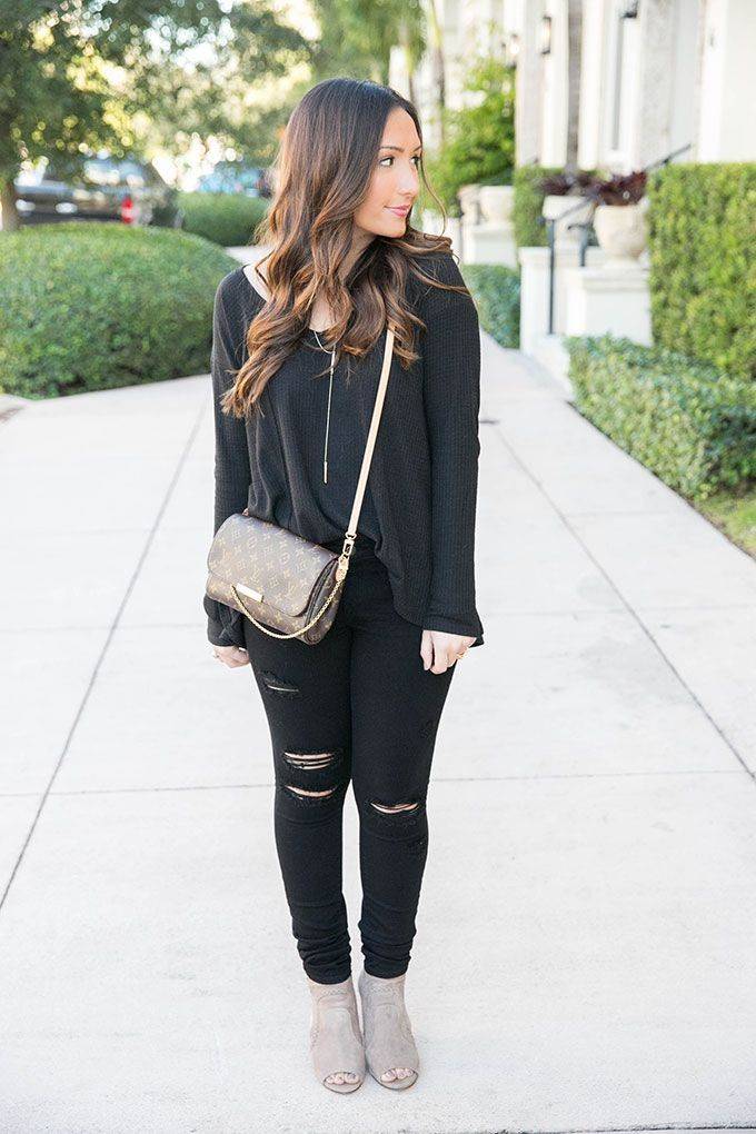 LV CROSSBODY CHAIN BAG rare item!! วัสดุหนังแคนวาส คมชัด หรู เปิด-ปิดกระเป๋าด้วยแถบแม่เหล็ก ภายในเป็นช่องโล่ง ใส่ของใช้สำคัญได้สบายๆ มือถือ พาวเวอร์แบงค์ เครื่องสำอางค์ ของจุกจิกได้หมดจ้า มาพร้อมสายสะพายโซ่ และสายสะพาย crossbody ถอดออกได้ พร้อมเสิร์ฟความส