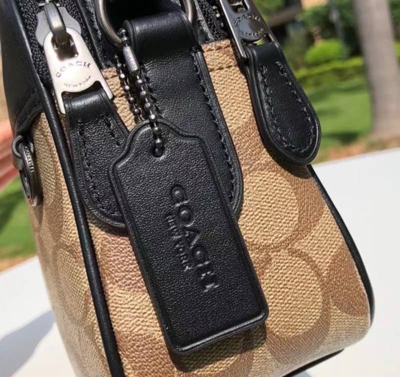 COACH GRAHAM CROSSBODY IN SIGNATURE CANVAS (COACH C4149) กระเป๋าครอสบอดี้รุ่นยอดฮิตสำหรับหนุ่มๆ ที่สาวๆก็ใช้ได้!! รูปทรงดีไซน์คลาสสิค ใช้งานสะดวก วัสดุหนังแคนวาสเคลือบลาย เปิด-ปิดด้วยซิป ภายในเป็นช่องโล่ง ใส่ของสำคัญได้ครบ สายสะพายปรับได้ตามตัว มีมาให้ช้อ