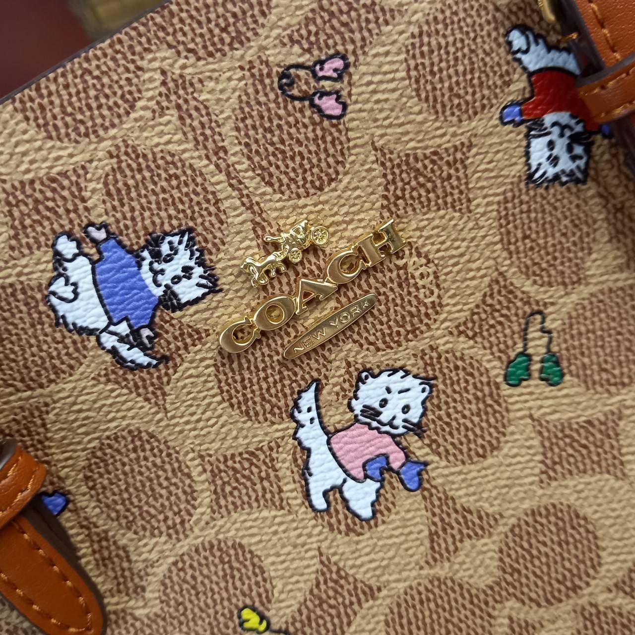 ไม่หลงรัก ทำไงไหว!! COACH MOLLIE TOTE 25 IN SIGNATURE CANVAS WITH SNOOPY (COACH C4250) กระเป๋าถือ กระเป๋าสะพาย รุ่นฮิต พิมพ์ลาย น่ารักเกินเบอร์ได้อีก// ขนาดเหมาะมือ มีสายสะพายยาว ถอดและปรับระดับได้ //วัสดุแคนวาส ผสมหนังแท้ ขึ้นทรงสวย ลาย SIGNATURE ด้านในโ