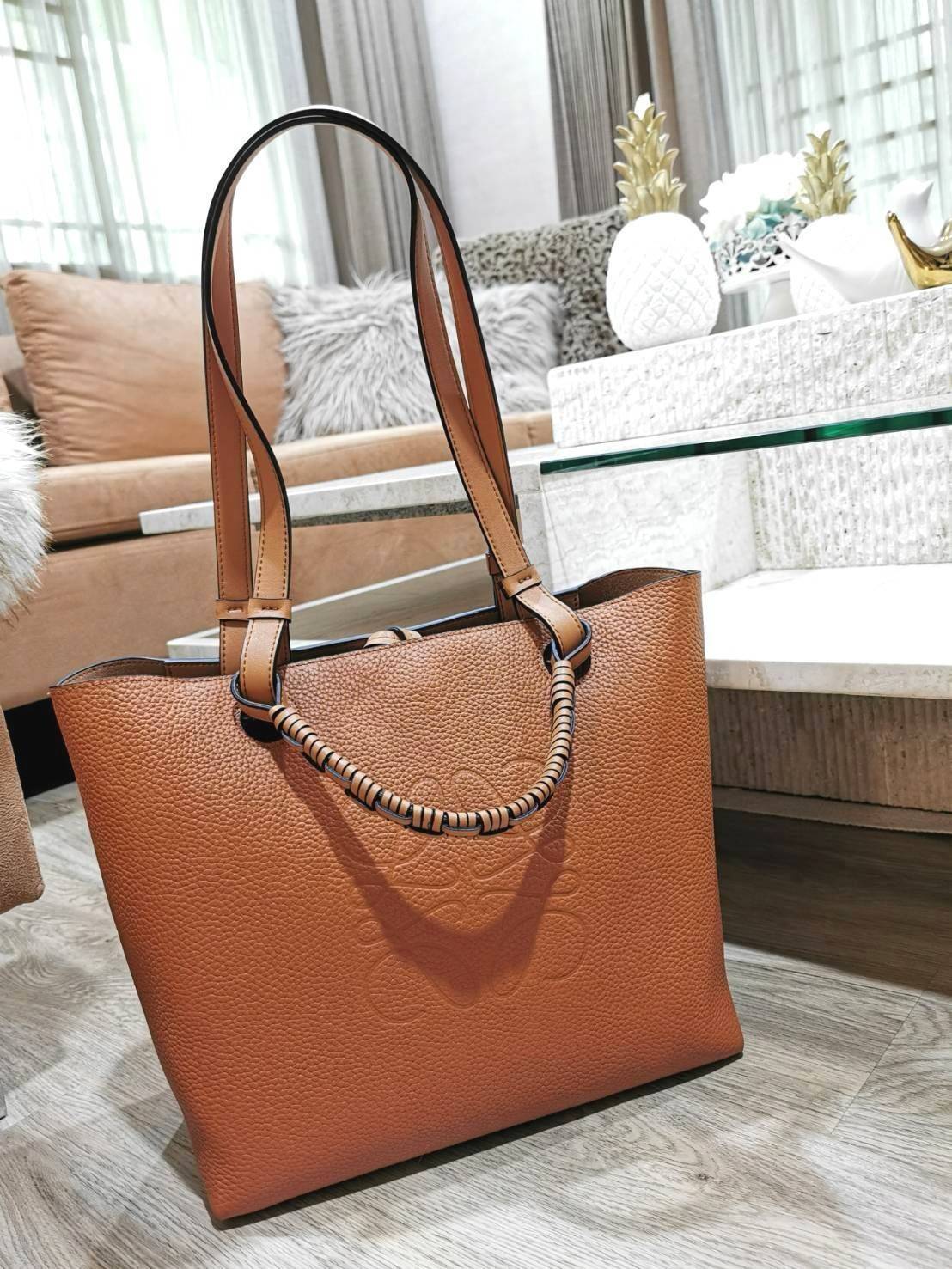 พร้อมส่งความสวย! Super Rare! ห้ามพลาด!✴️ LOEWE HANDLE & SHOULDER BAG VIP GIFT WITH PURCHASE (GWP) กระเป๋าหนังแท้พรีเมี่ยมกิ๊ฟ Limited จาก LOEWE PERFUME DUTYFREE รุ่น Rare items สุดๆวัสดุหนังแท้ Lambskin แบบนิ่มเทคเจอร์สวยดีไซน์สุดหรูคงเอกลักษณ์แบรน