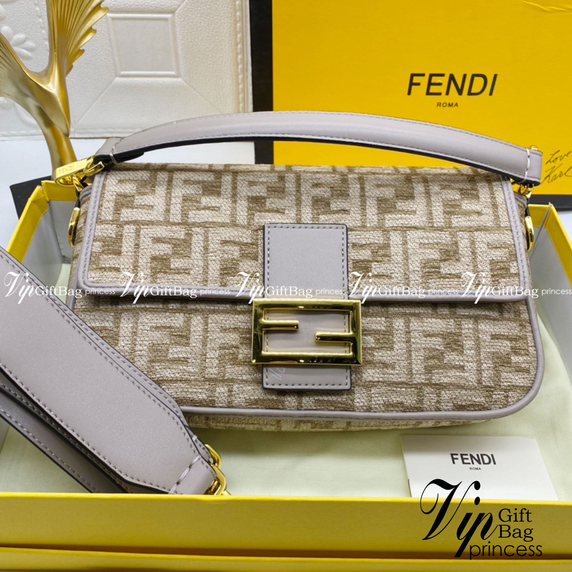 Fendi Baguette FF Tapestry Fabric Bag เกรดออริจินอล กระเป๋าทรง Baguette ขนาดกลาง วัสดุผ้าเซนิล พร้อมลวดลาย FF สีเทาเข้ม ปิดท้ายด้วยรายละเอียดหนังแบบทูโทนและประดับด้วยตัวล็อค FF โดดเด่นด้วยฝาปิดด้านหน้าตัวล็อคแม่เหล็กช่องด้านในบุด้วยผ้าหนังกลับพร้อมกระเป๋า