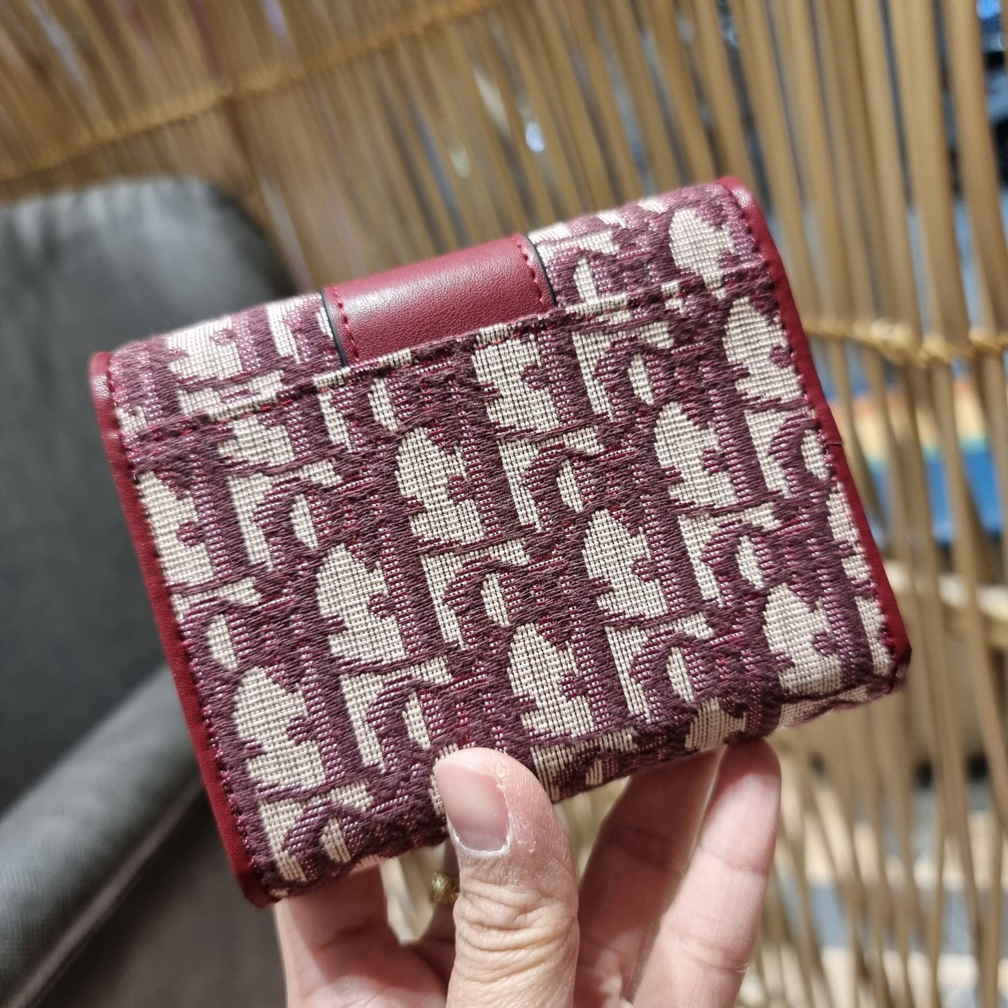 VIP 】CD TRIFOLD WALLET WITH GWP ที่สุดของความคลาสสิค กระเป๋าสตางค์ใบสั้นแบบพับ พรีเมี่ยมกิ๊ฟจากเคาน์เตอร์ วัสดุผ้าแคนวาสปักลาย สลับหนังแท้ภายใน โลโก้สีทองเหลือง สวยวินเทจ โดดเด่นเป็นเอกลักษณ์ ภายในมีช่องใส่บัตร ใส่ธนบัตร ใส่เหรียญได้ คัดมาให้แบบปังๆ ต้องจ