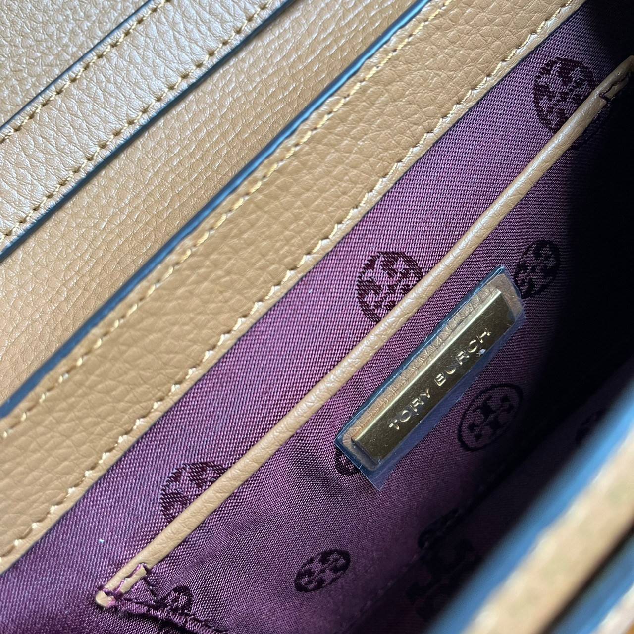 TORY BURCH BRLTTEN SMALL SADDLE BAG / Tory Burch Britten Flap Shoulder Bag กระเป๋าสะพายข้าง วัสดุหนังแกะแท้ ด้านหน้าประดับโลโก้แบรนด์ เปิด-ปิดกระเป๋าแบบกระดุมแป็กแม่เหล็กแน่นหนา ภายในมีช่องหลัก ใส่กระเป๋าเงินใบกลาง มือถือได้ทุกรุ่น มีช่องแยกใส่ของจุกจิกอี