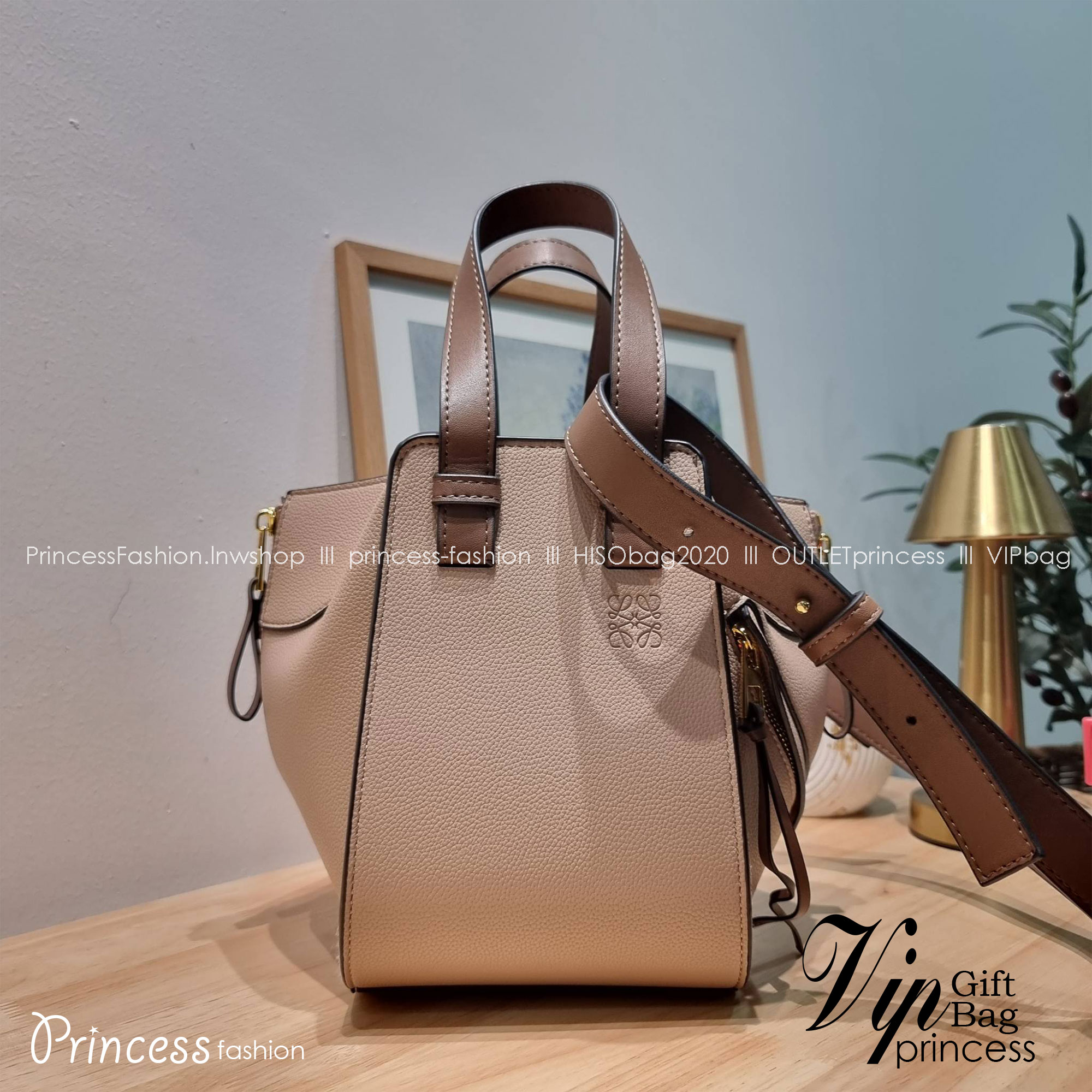 LOEWE SMALL HAMMOCK IN SAND GRAINED LEATHER คอลสุดฮิต ไอเท็มยอดนิยม ที่ใครๆก็ใช้กัน!! กระเป๋าสะพายดีไซน์สุดแซ่บ ที่สามารถปรับเปลี่ยนรูปทรงได้หลากหลาย