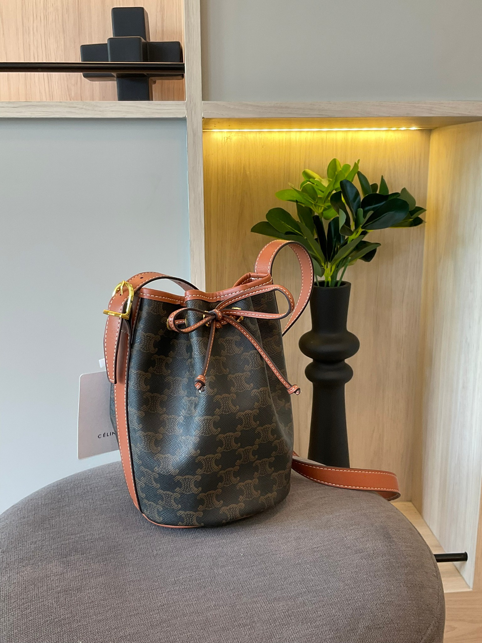 CELINE SMALL DRAWSTRING BAG IN TRIOMPHE ในรุ่นนี้ได้รับคำชื่นชมจากแฟชั่นกูรูทั้งหลาย เนื่องจากมีรูปทรงที่สุดแสนจะเรียบง่าย มีช่องใส่ของที่กว้าง ตัวกระเป๋าเป็นแบบหูรูด ช่วยให้เปิด-ปิดง่าย สะดวกต่อการใช้งาน