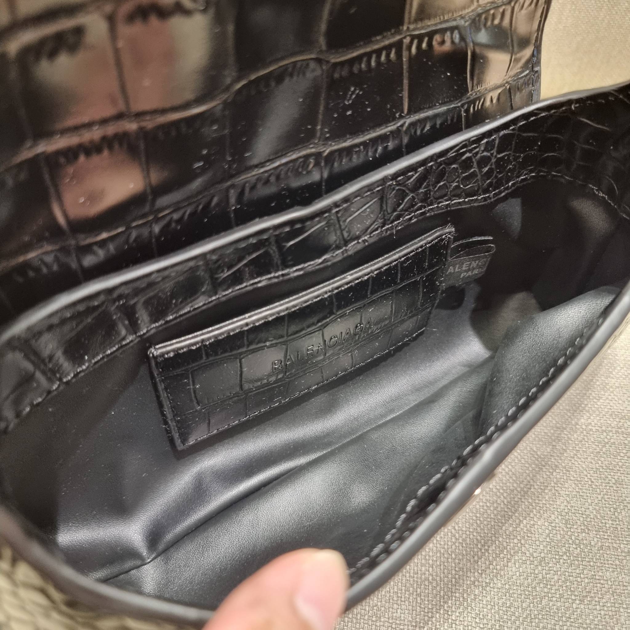 Balenciaga XX small flap bag กระเป๋าสะพายดีไซน์สวยเลิศ!! ไม่ซ้ำ เอกลักษณ์ที่โดดเด่นด้วยรูปทรง และขนาดที่กำลังเหมาะใช้งาน พร้อมดีไปหมด!! วัสดุหนังลายจระเข้ ขึ้นเงาคมชัด เปิด-ปิดด้วยกระดุมแม่เหล็ก ภายในกระเป๋าเป็นช่องโล่ง ใส่ของสำคัญจุกจิกพอได้ พกพาได้แบบไม